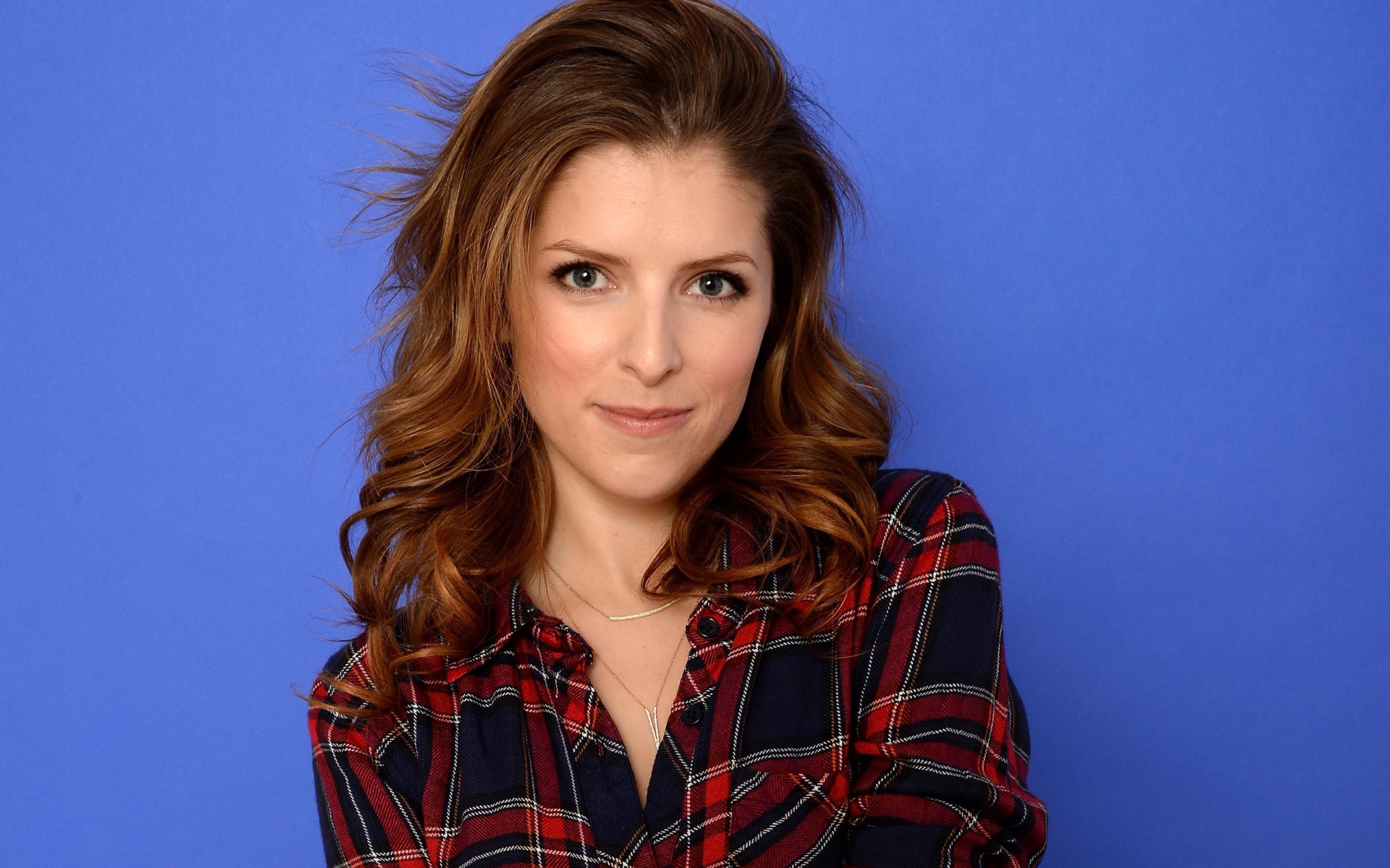 Анна Кендрик на голубом фоне