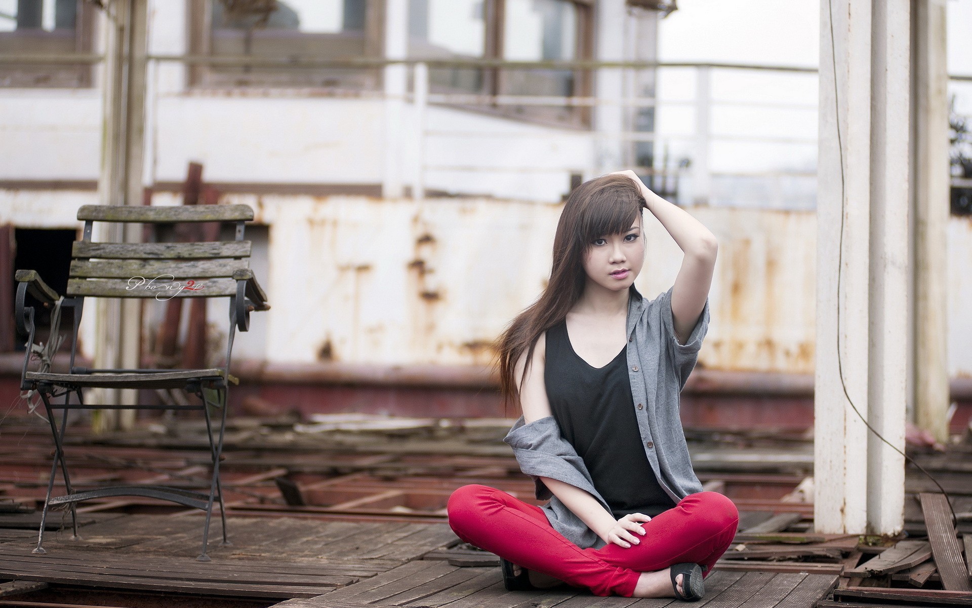 Азиатская девушка в черной майке и розовых штанах