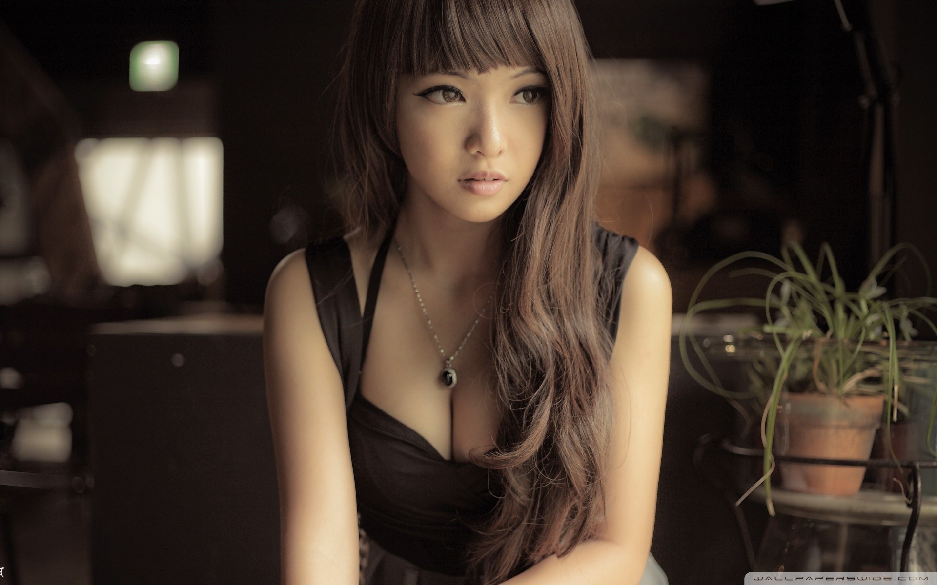 Азиатская девушка в коричневом платье