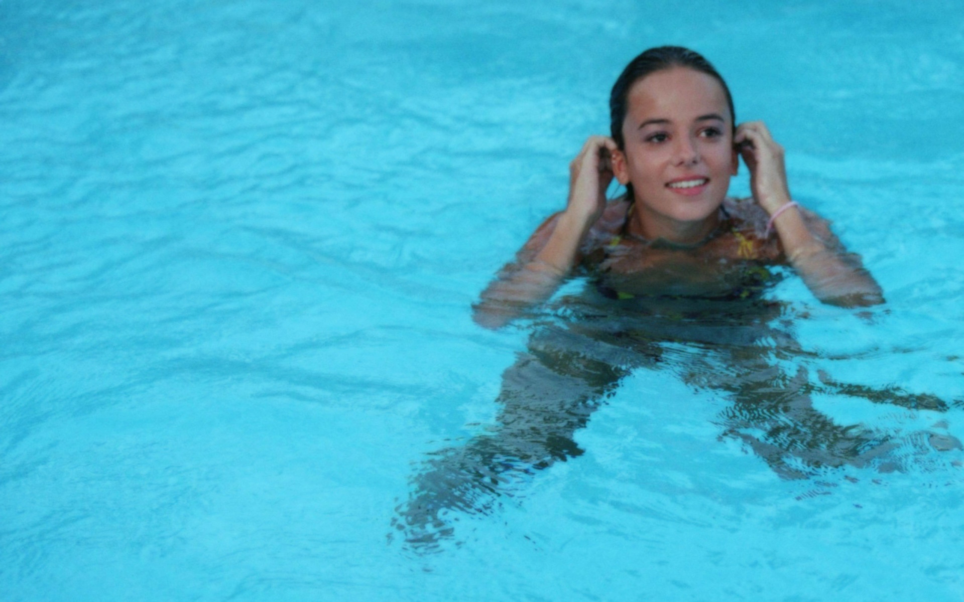 Красивая девушка Alizee в бассейне