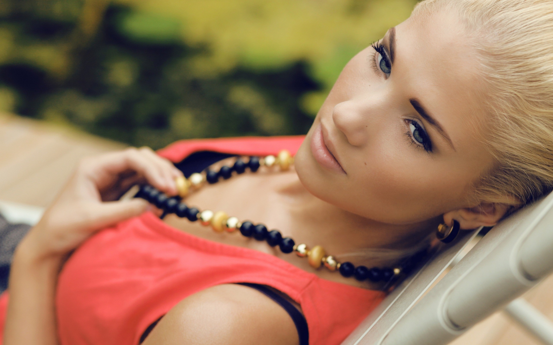 Блондинка с ожерельем на шее