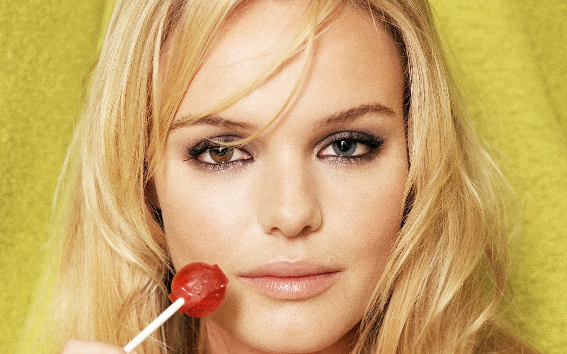 Блондинка с леденцом на палочке