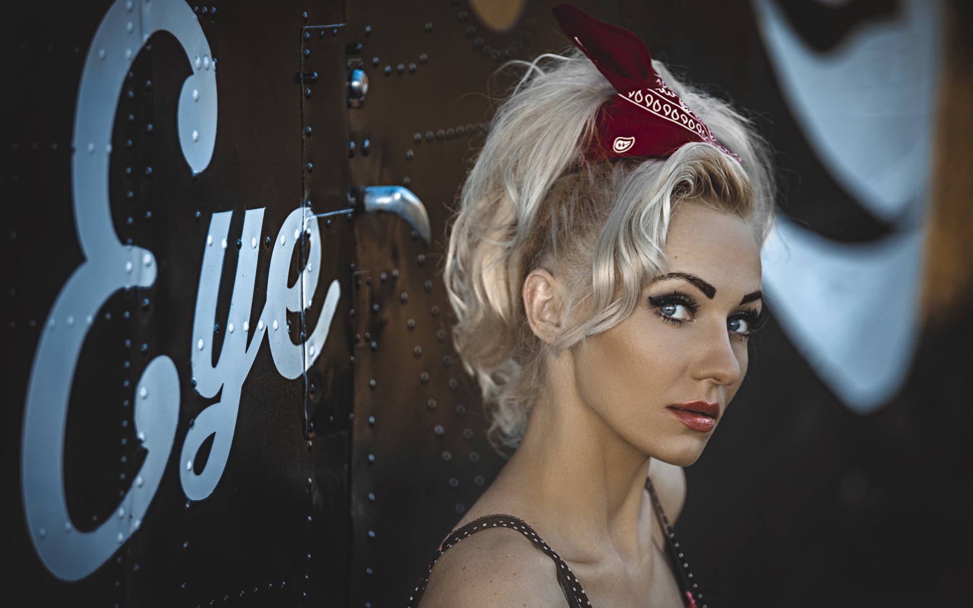 Блондинка с ретро прической у дверей гримерной