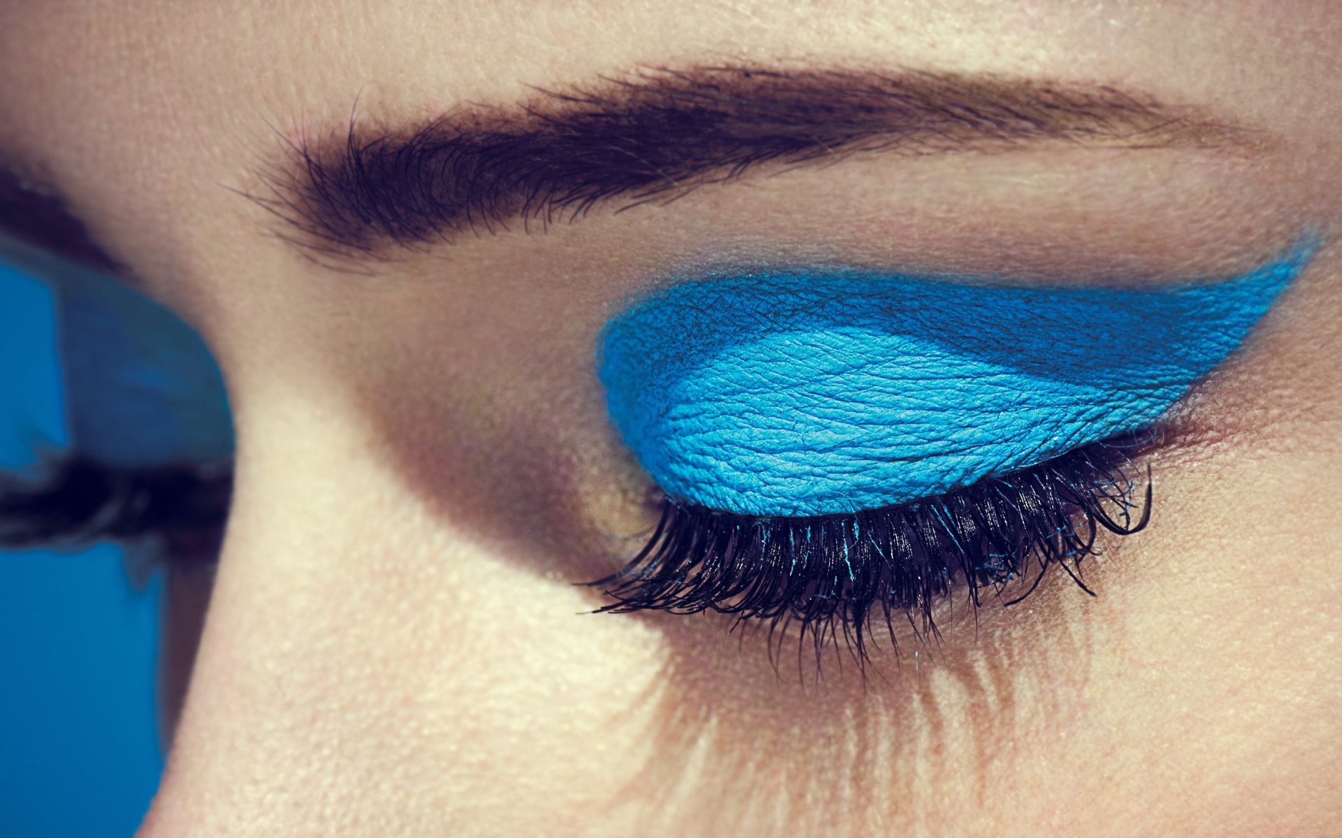 Голубые тени аккуратно нанесены на глаза
