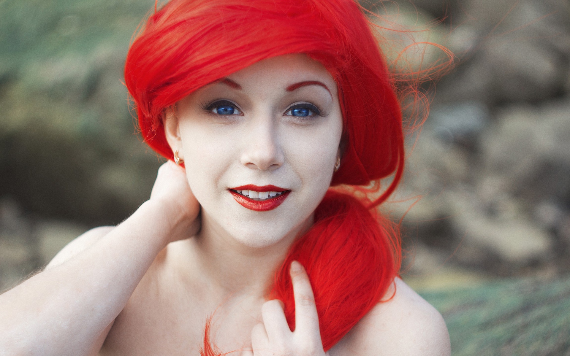Ярко алые волосы у голубоглазой девушки