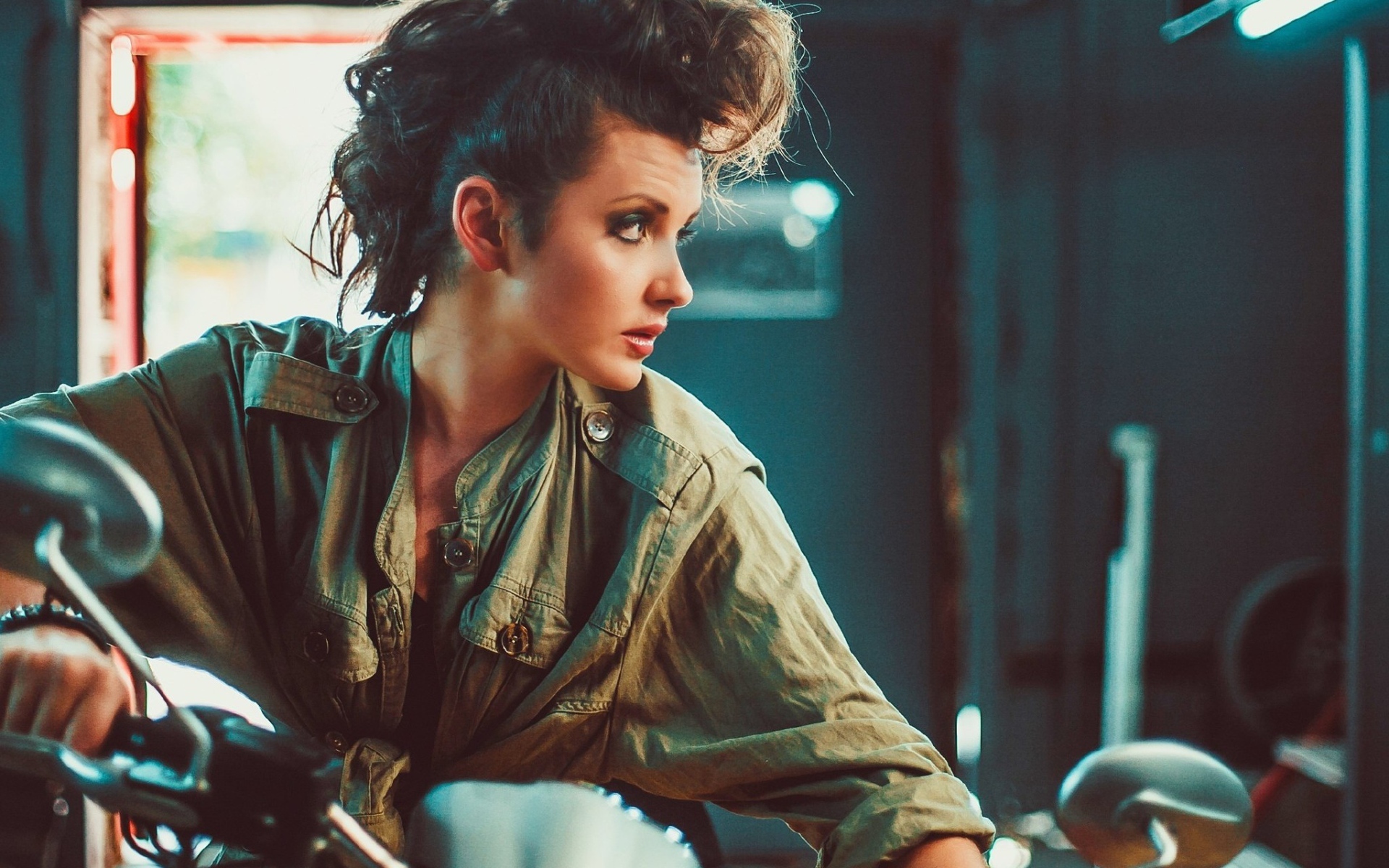 Брюнетка с высокой прической на мотоцикле