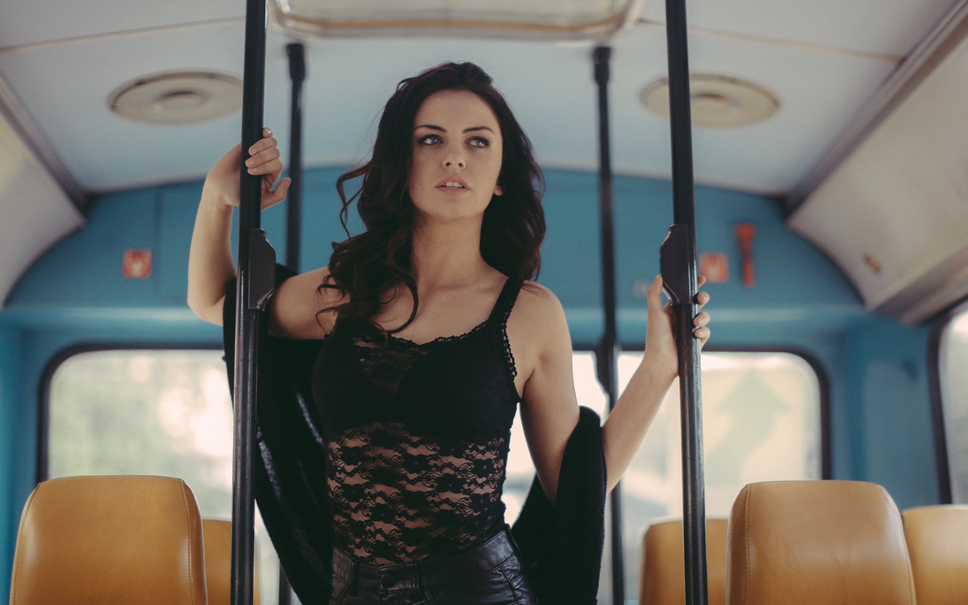 Милая девушка в автобусе