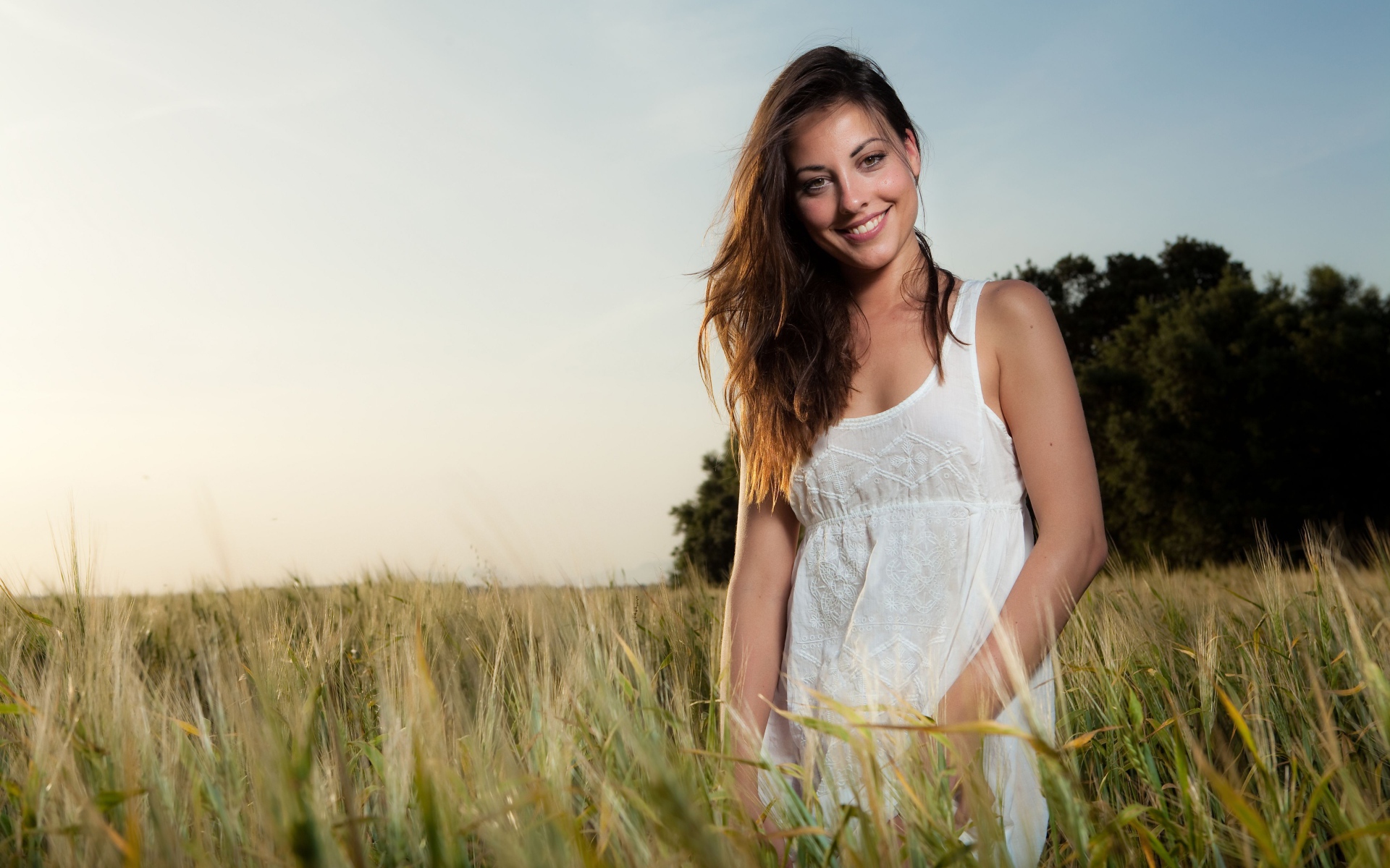 Девушка Lorena Garcia стоит среди травы