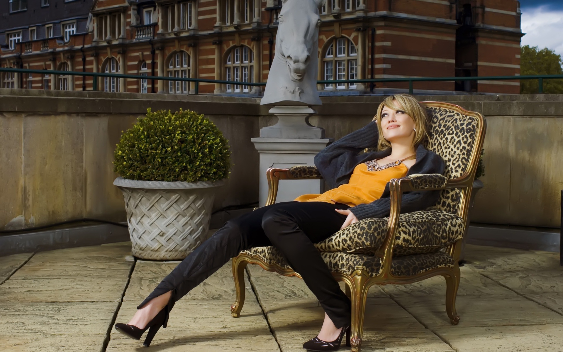 Девушка замечталась сидя на кресле