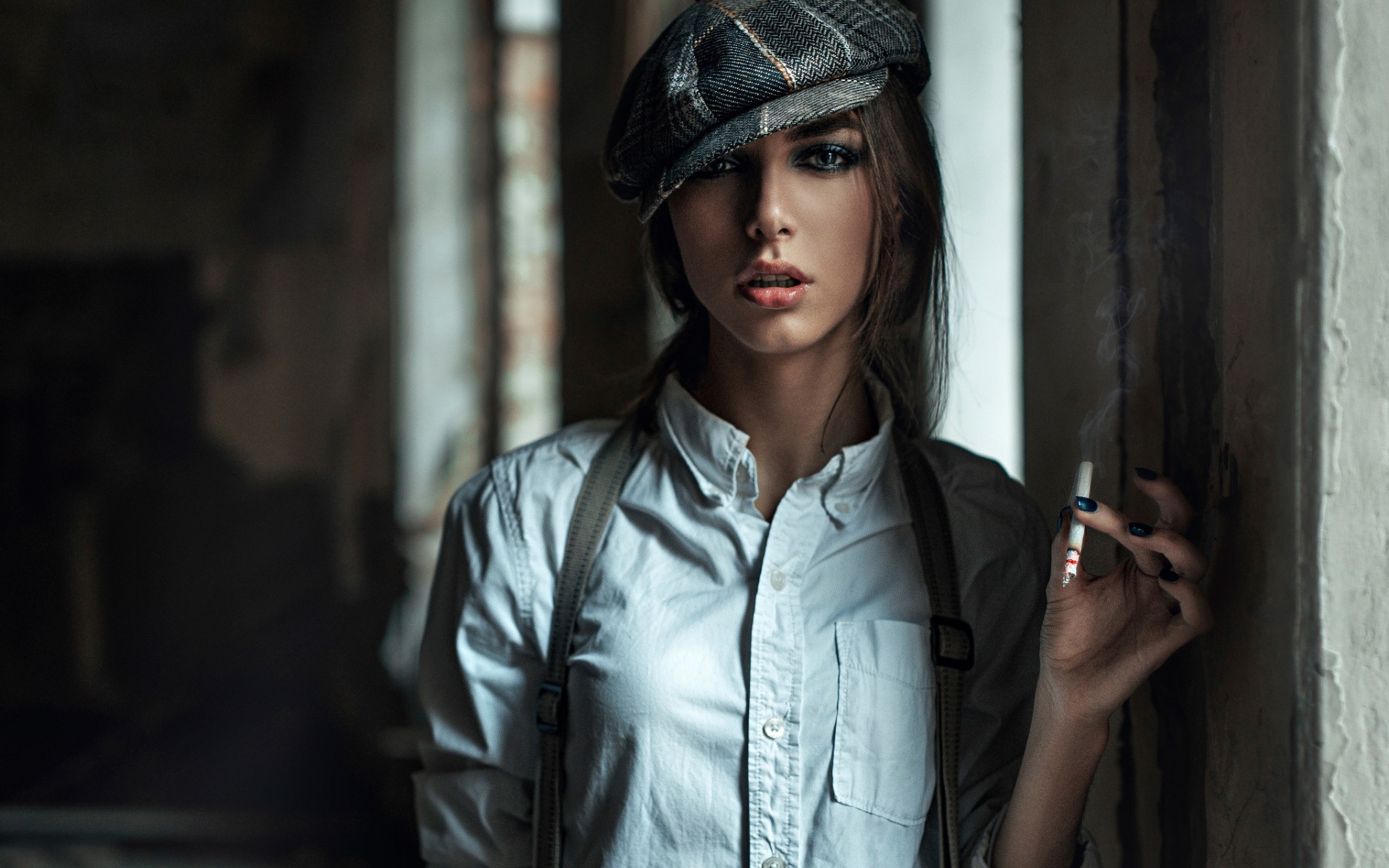 Девушка в берете курит сигарету