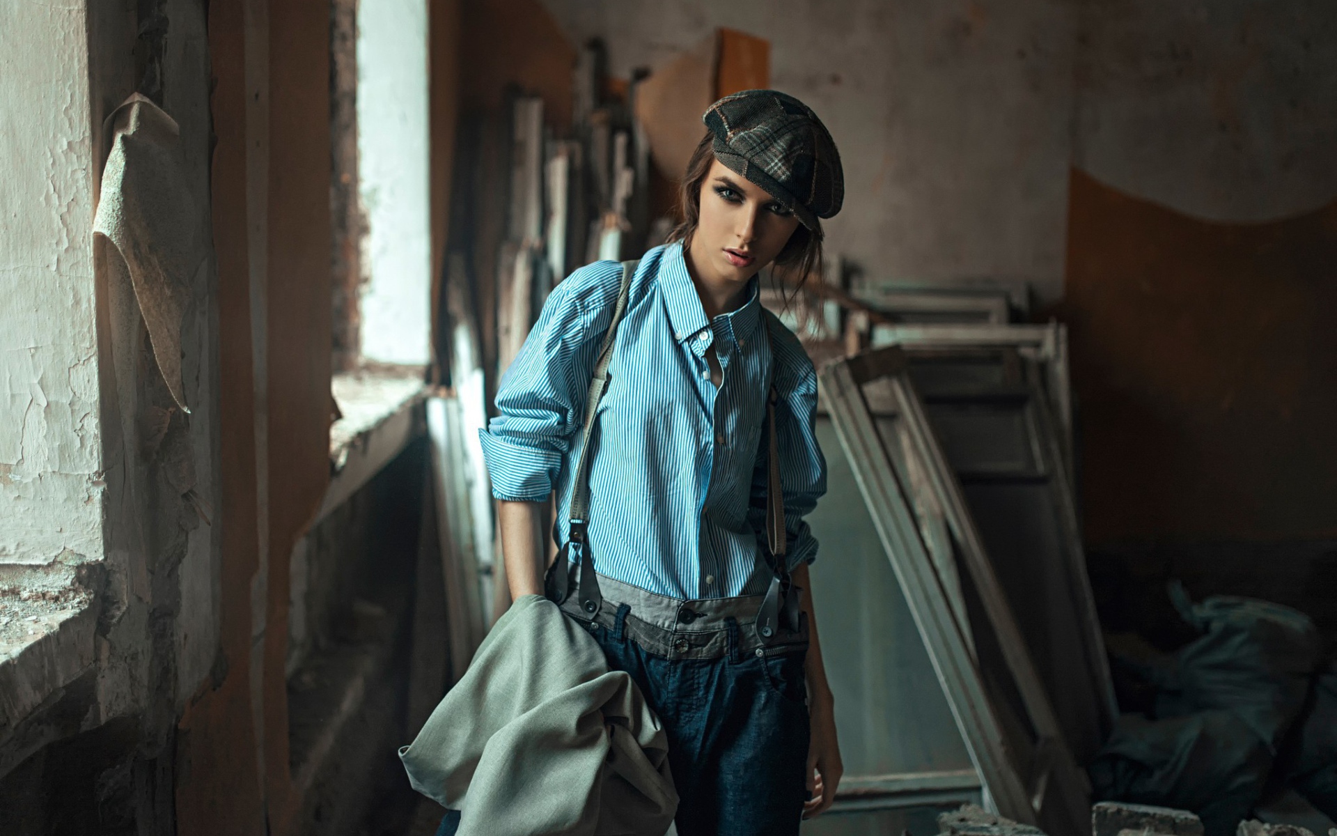 Девушка в берете стоит среди ремонта