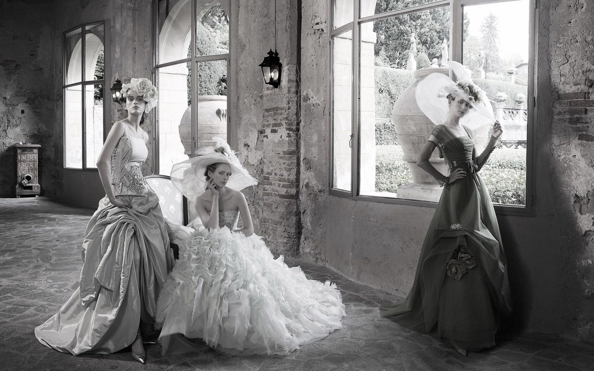 Девушки в ретро одеждах в старом доме