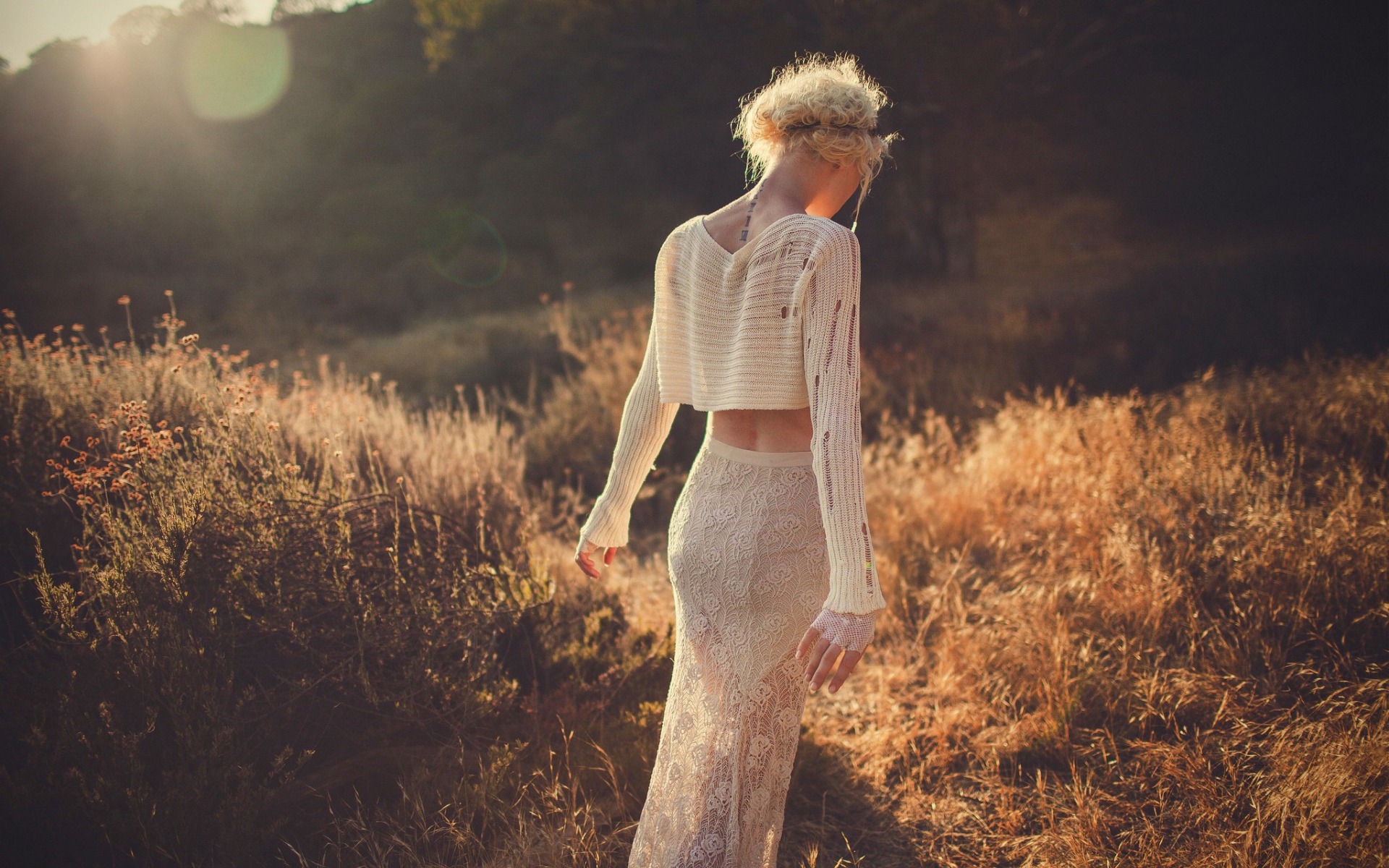 Девушка в белом наряде уходит вдаль