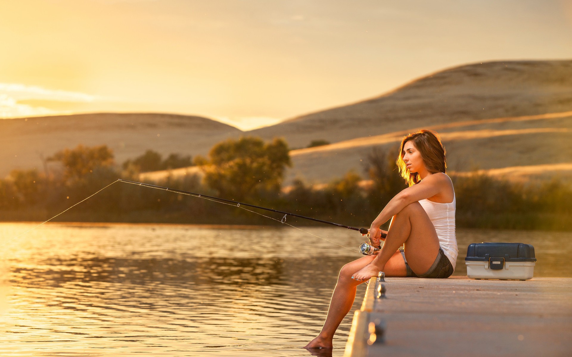 Девушка с удочкой на рыбалке
