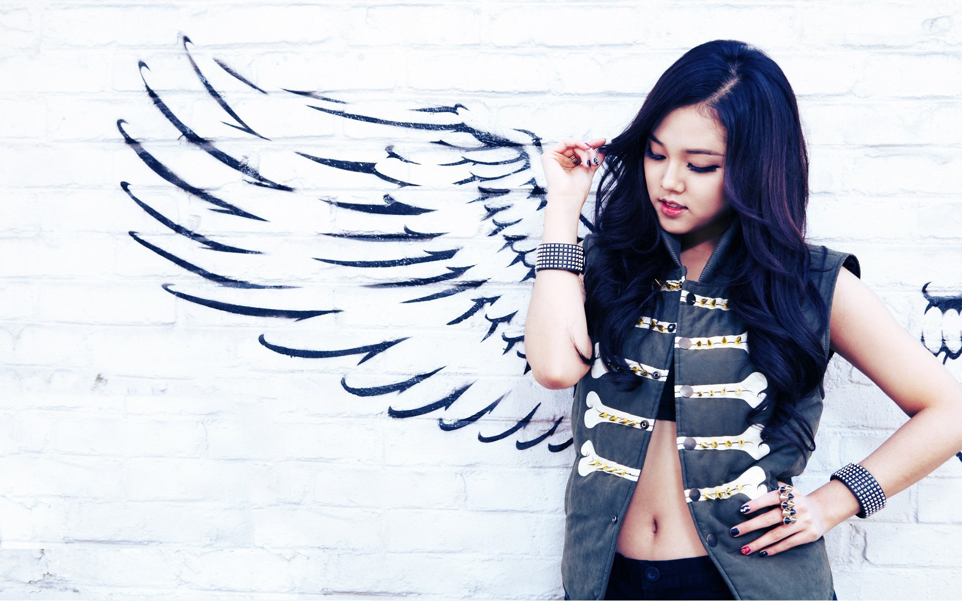 Длинноволосая брюнетка ангел