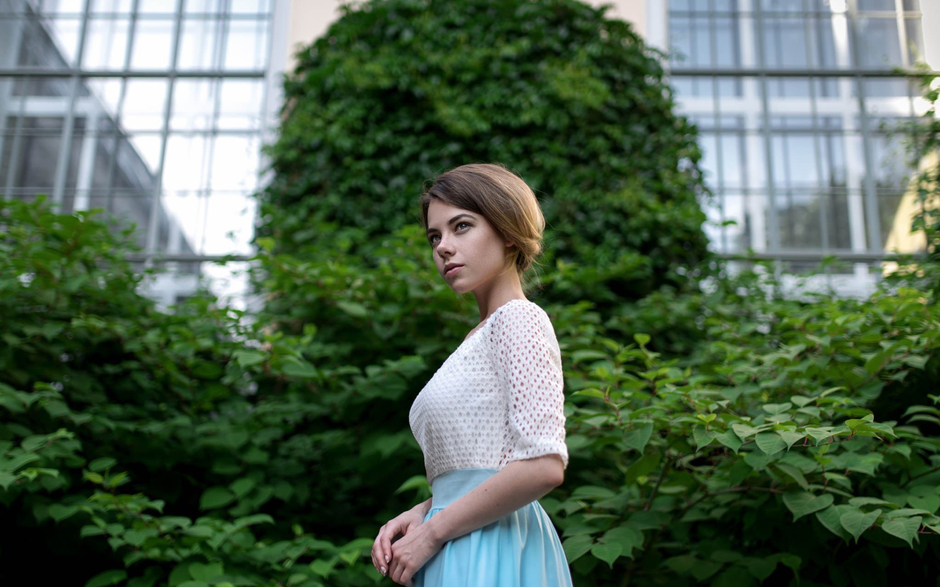 Фото девушки с короткими волосами на фоне дерева