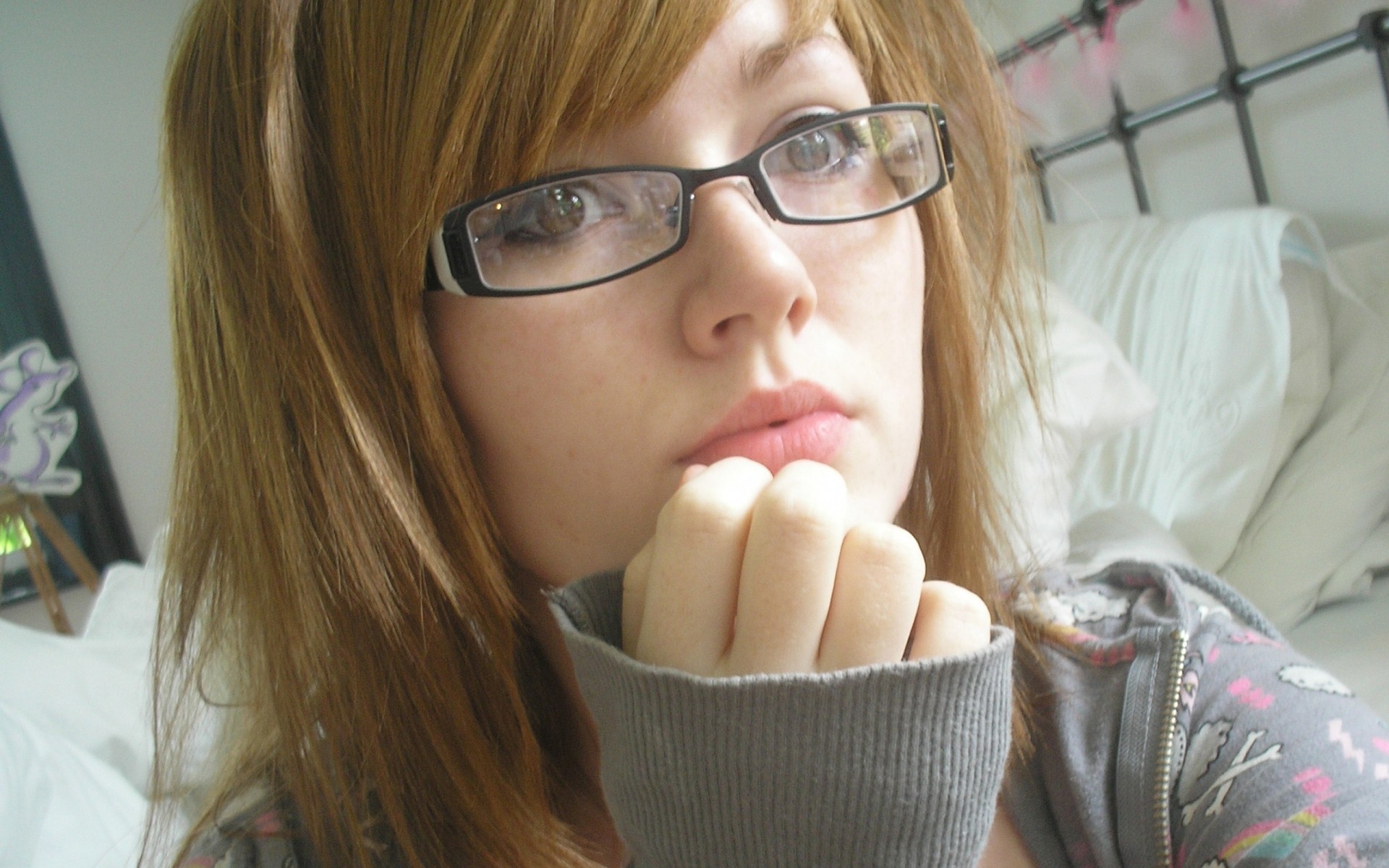 Рыжеволосая девушка в очках