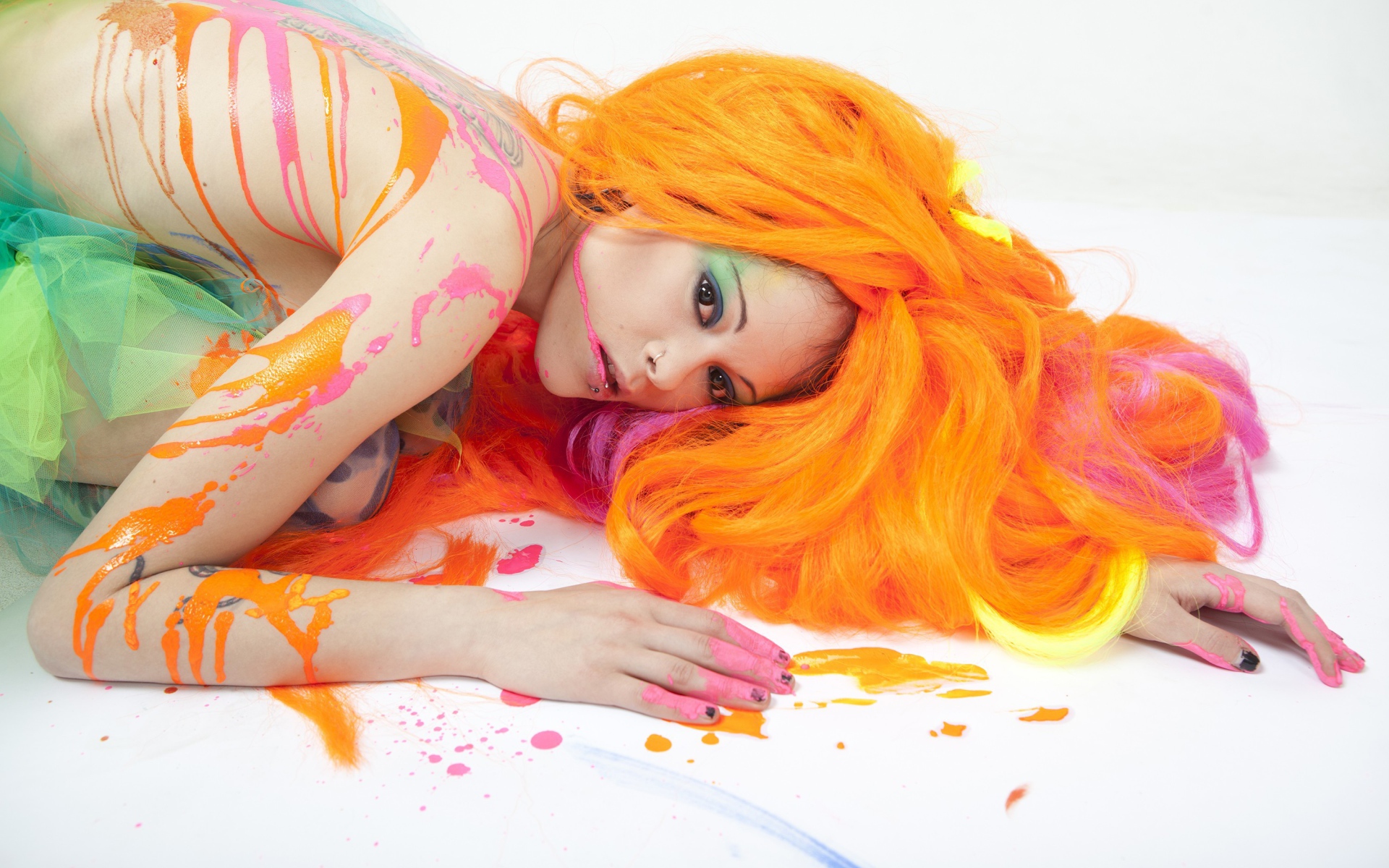 Девушка в красках с оранжевыми волосами