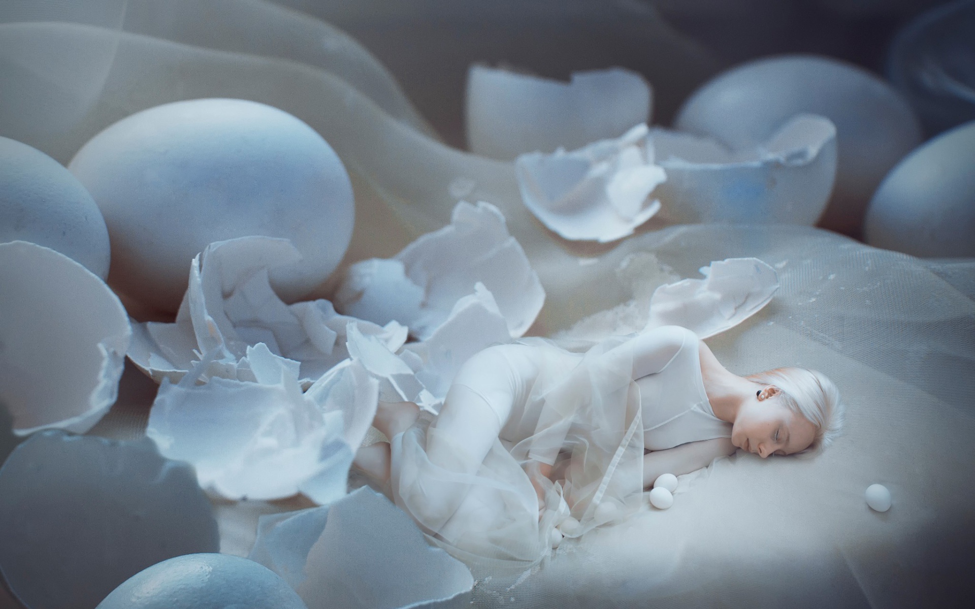 Девушка спит в яичной скорлупе