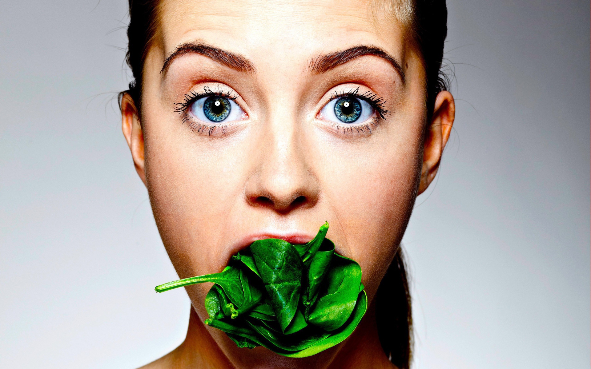 Щавель во рту у девушки