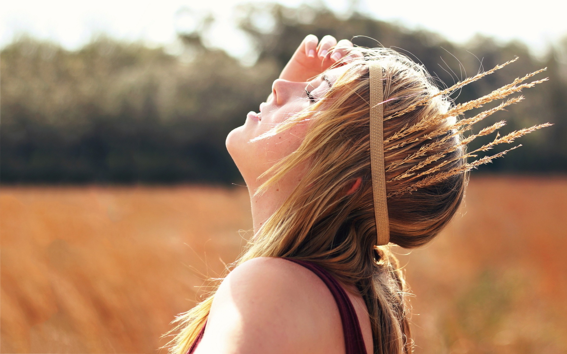 Колоски в виде короны у девушки