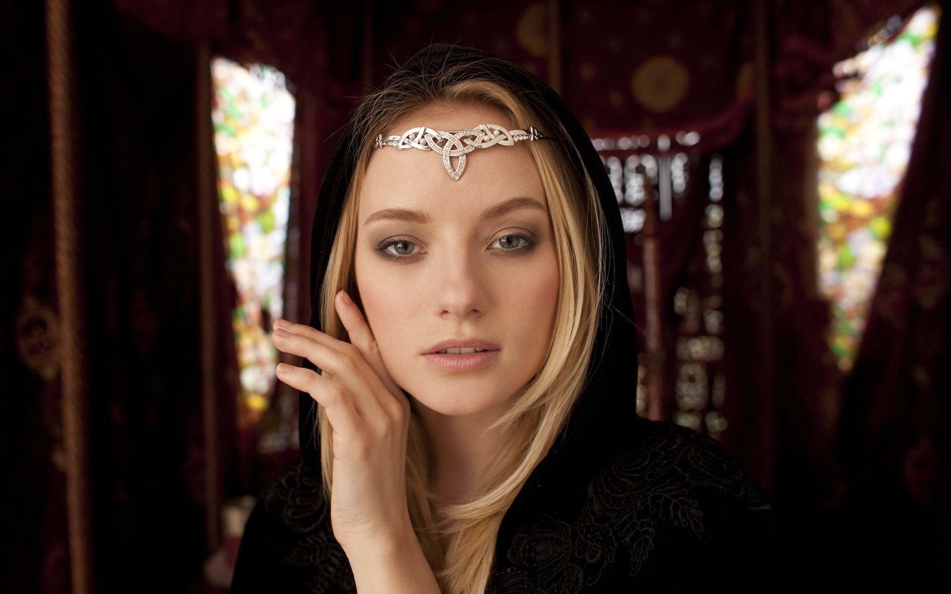 Украшение на лбу девушки