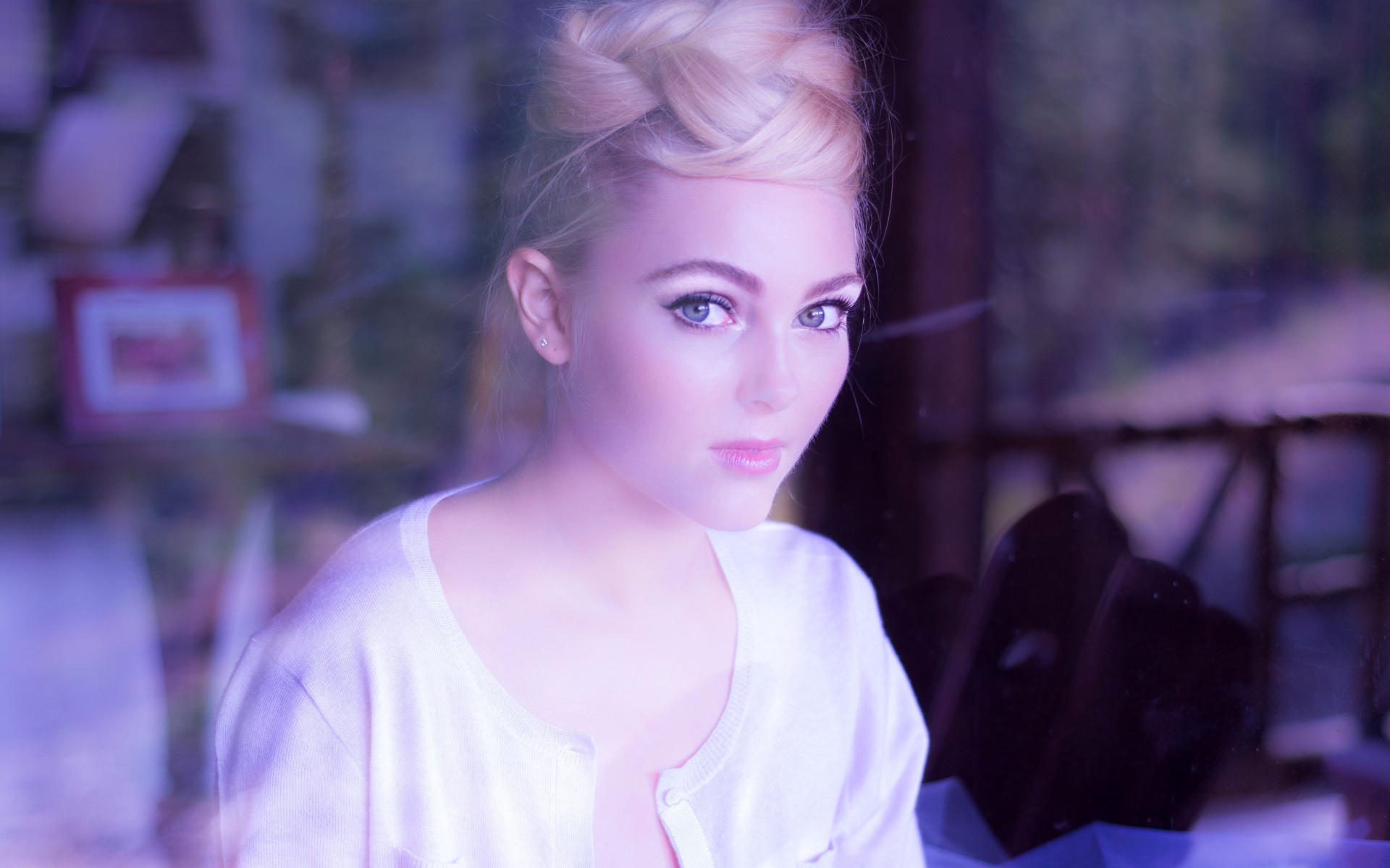 Девушка у окна Анна София Робб