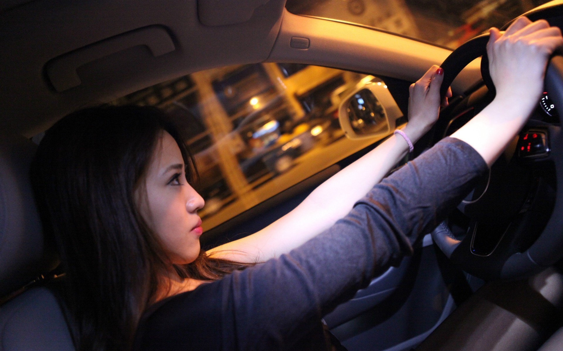 Девушка гонщица за рулем Audi Q3