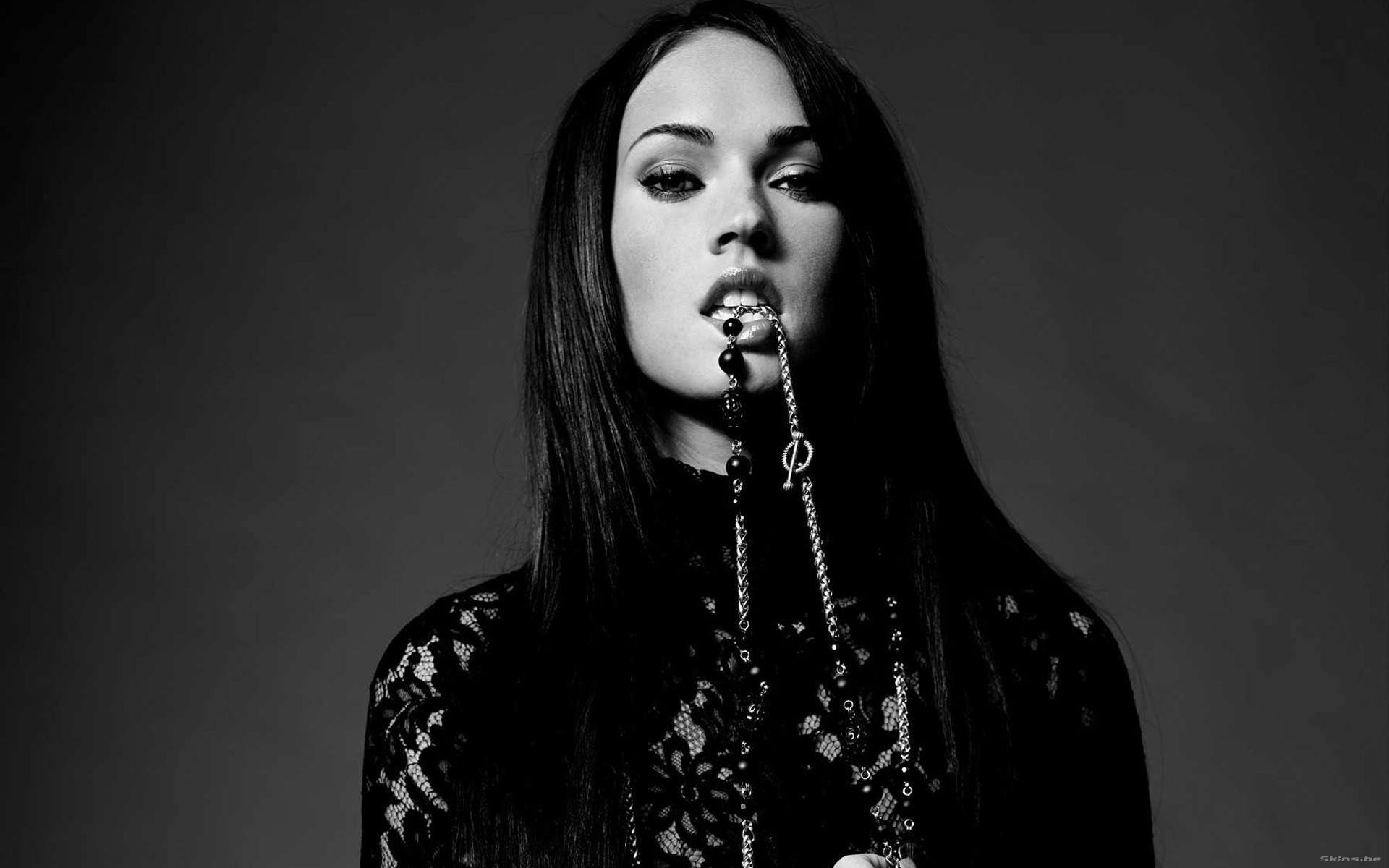 Девушка держит в зубах украшение