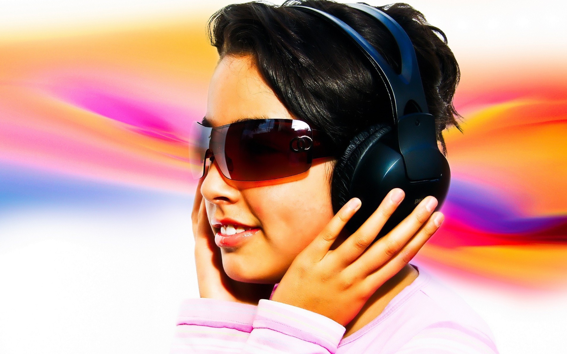 Девушка в темных очках и черных наушниках