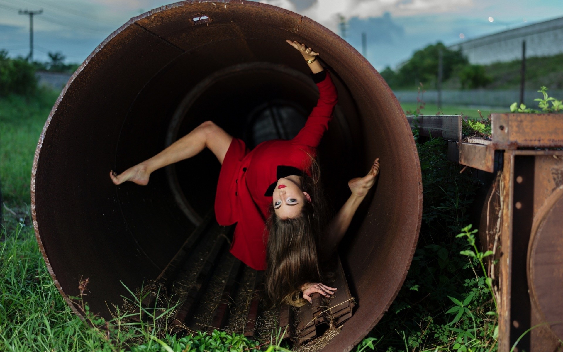 Девушка в железной трубе