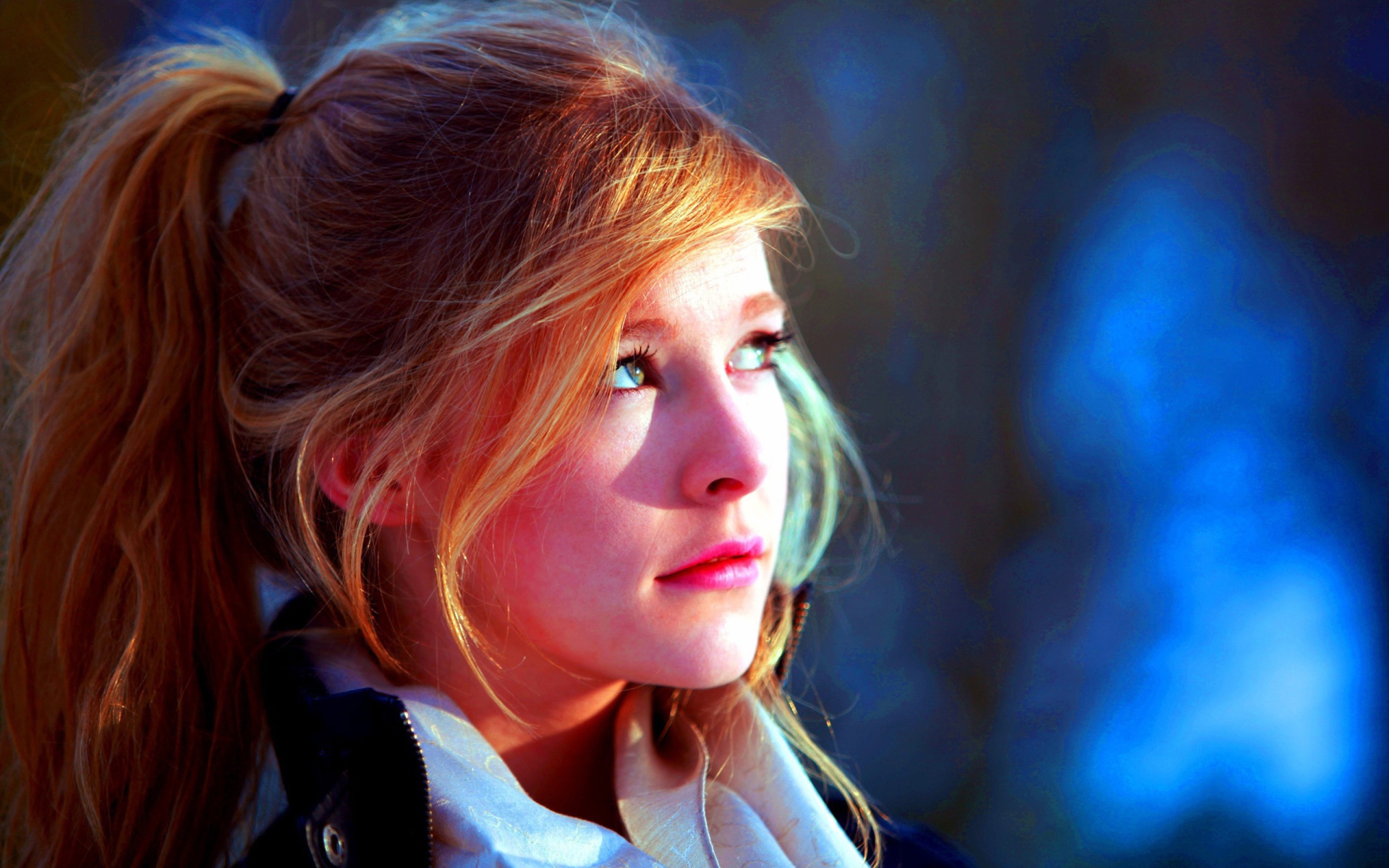 Лицо девушка освещено солнцем