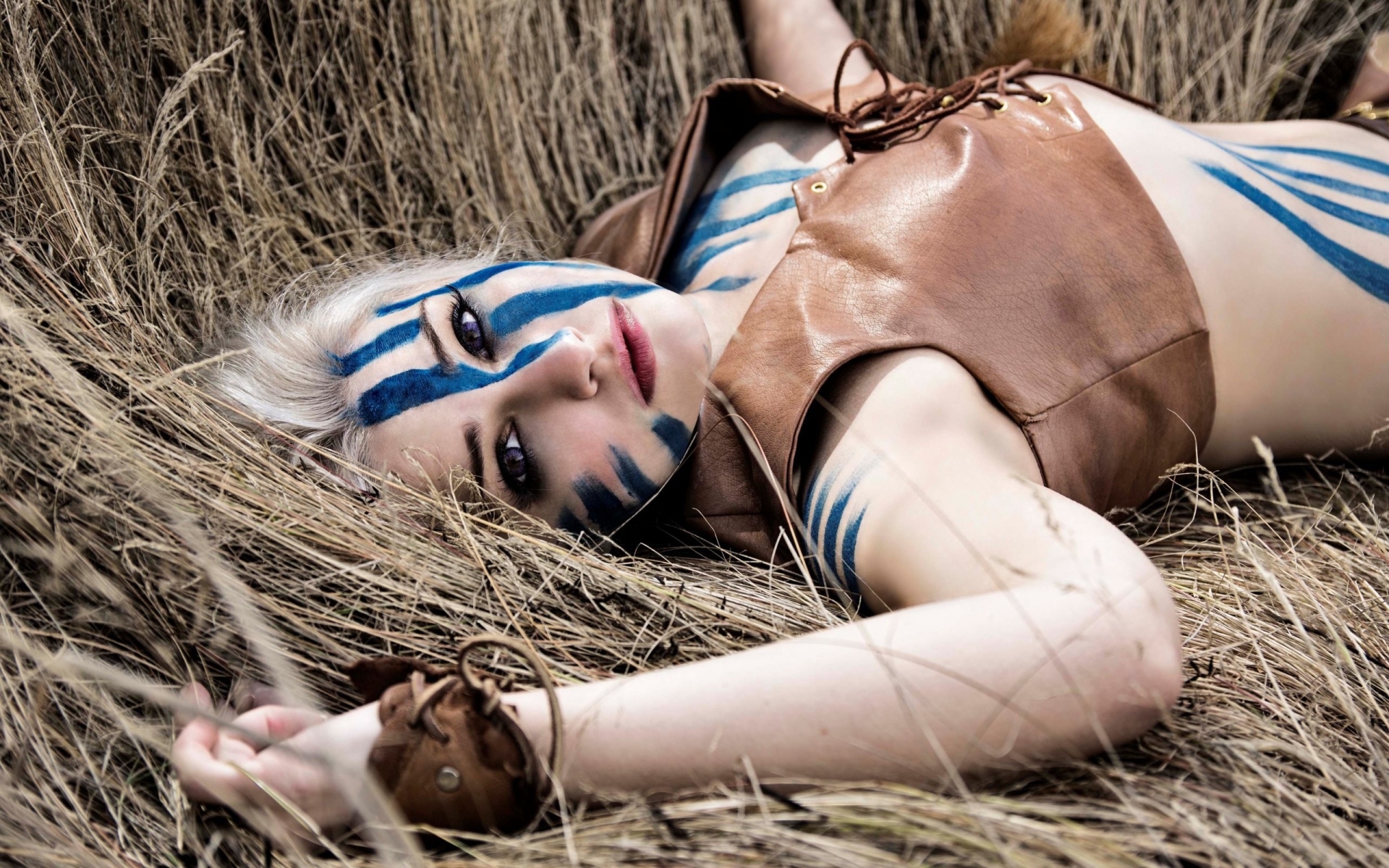 Девушка с синей раскраской на теле