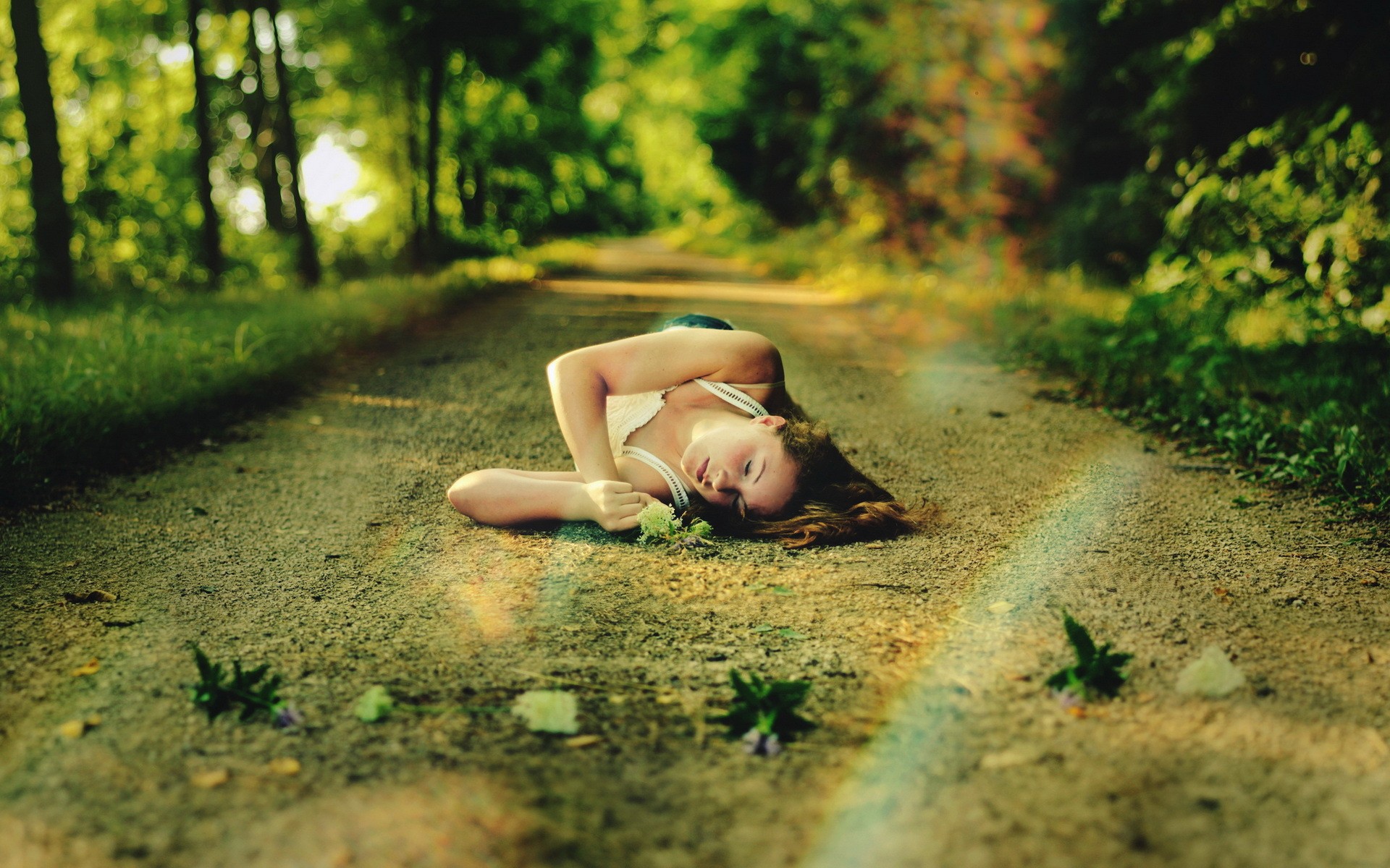 Женщина спит на лесной дороге