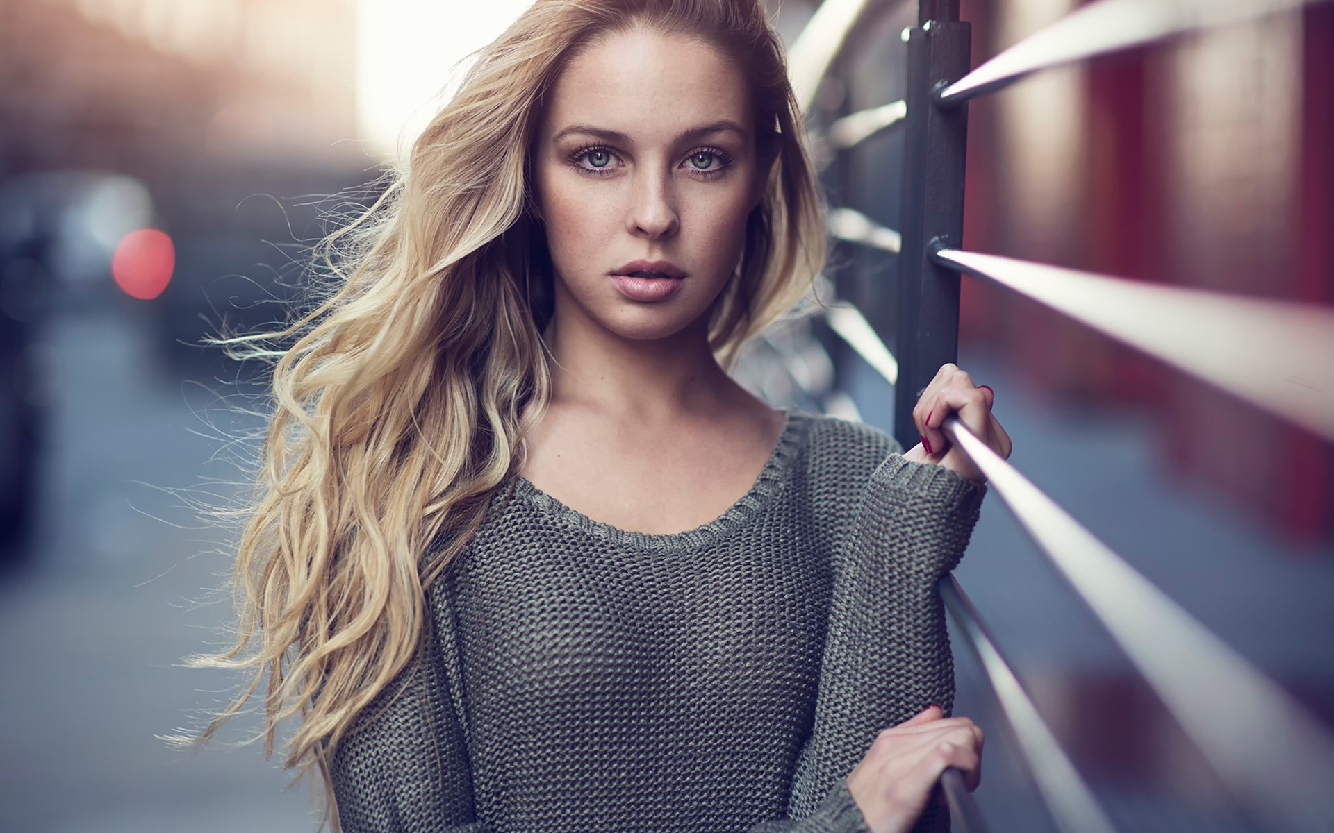 Портрет русой девушки у перил
