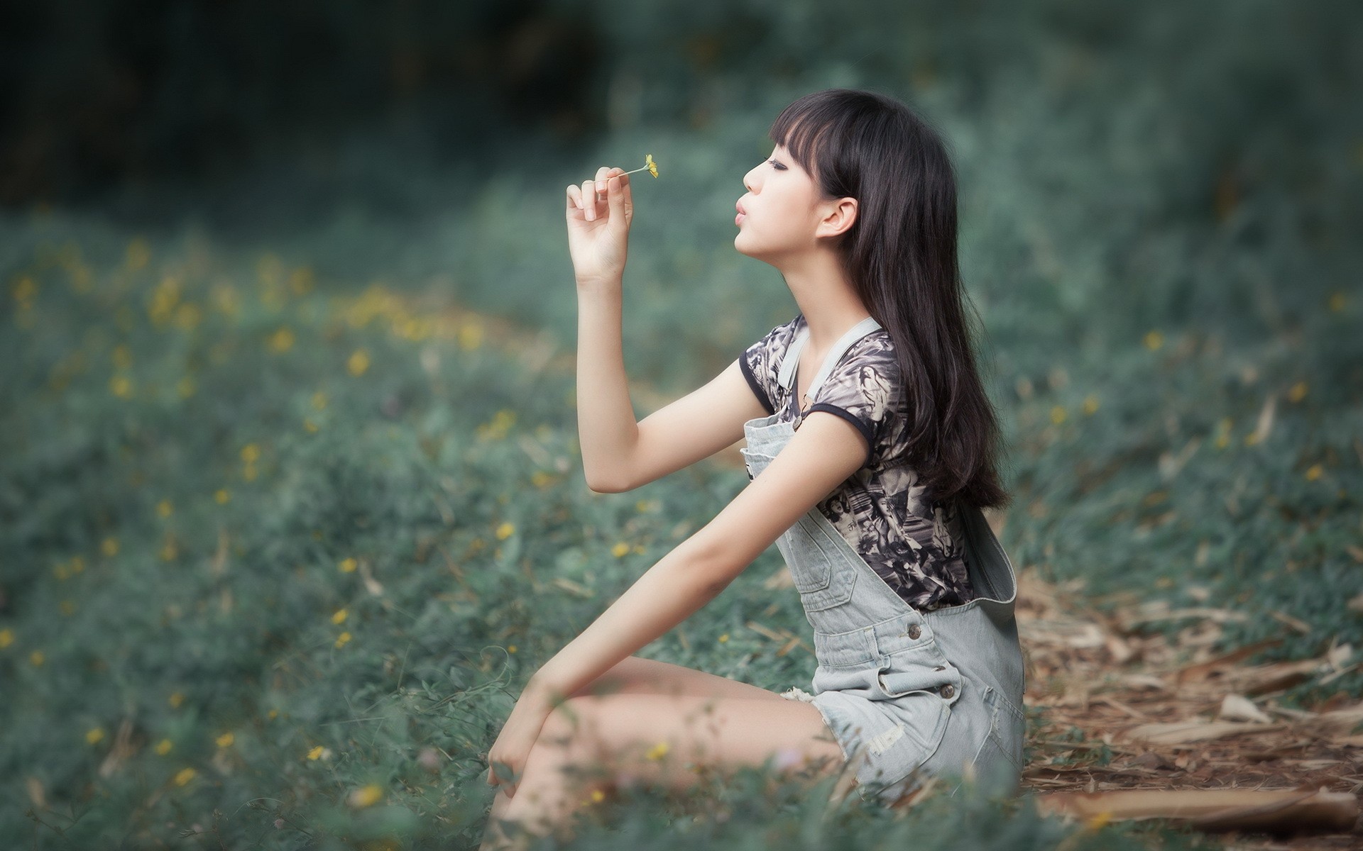 Азиатская модель с желтым цветком