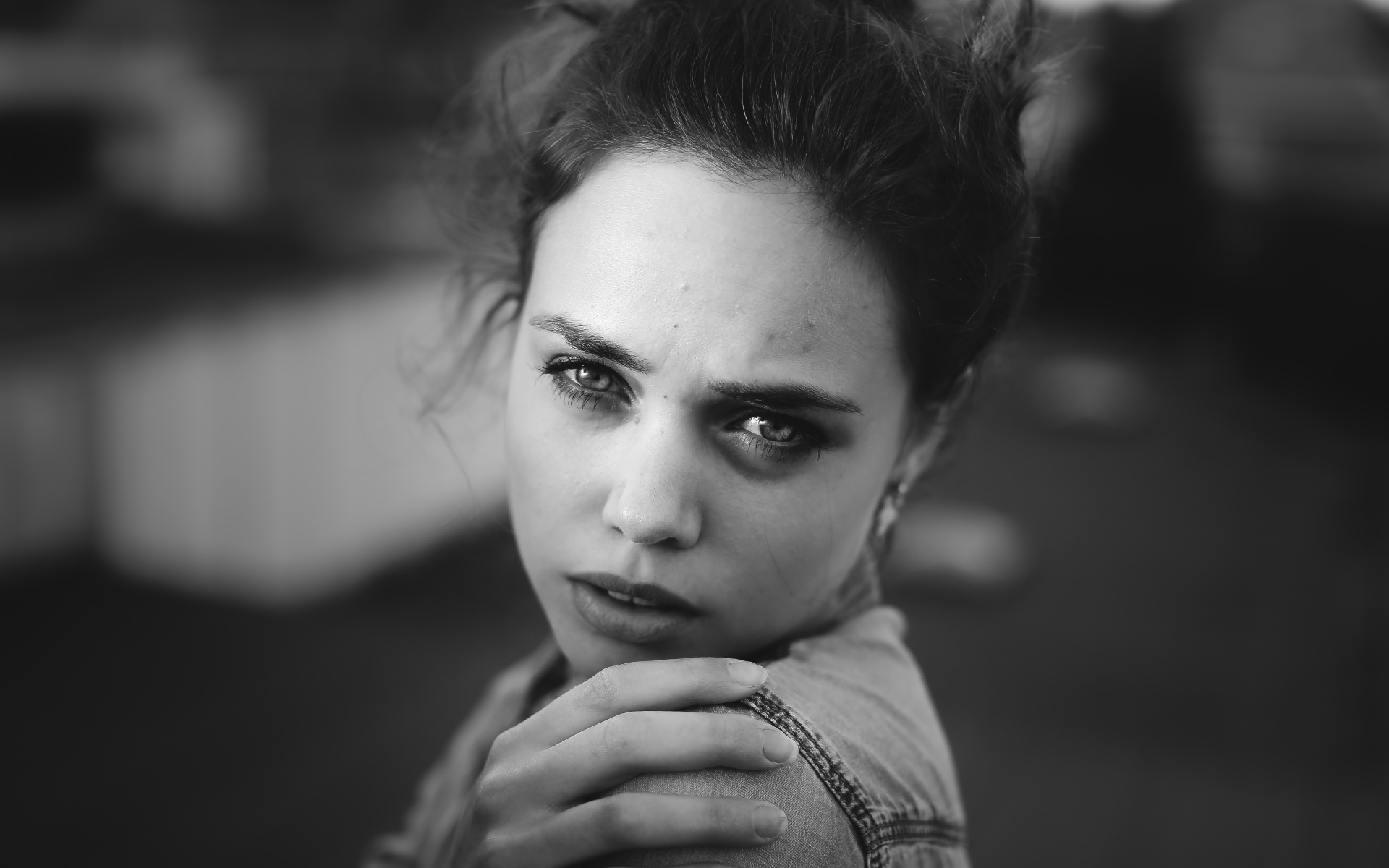 Черно белое фото девушки Aurela Skandaj