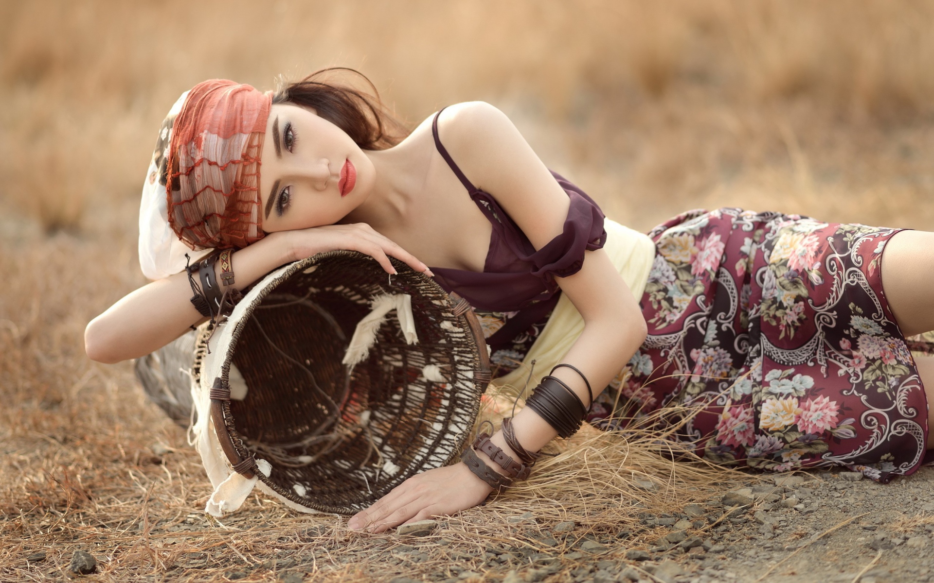 Модель брюнетка позирует с корзиной