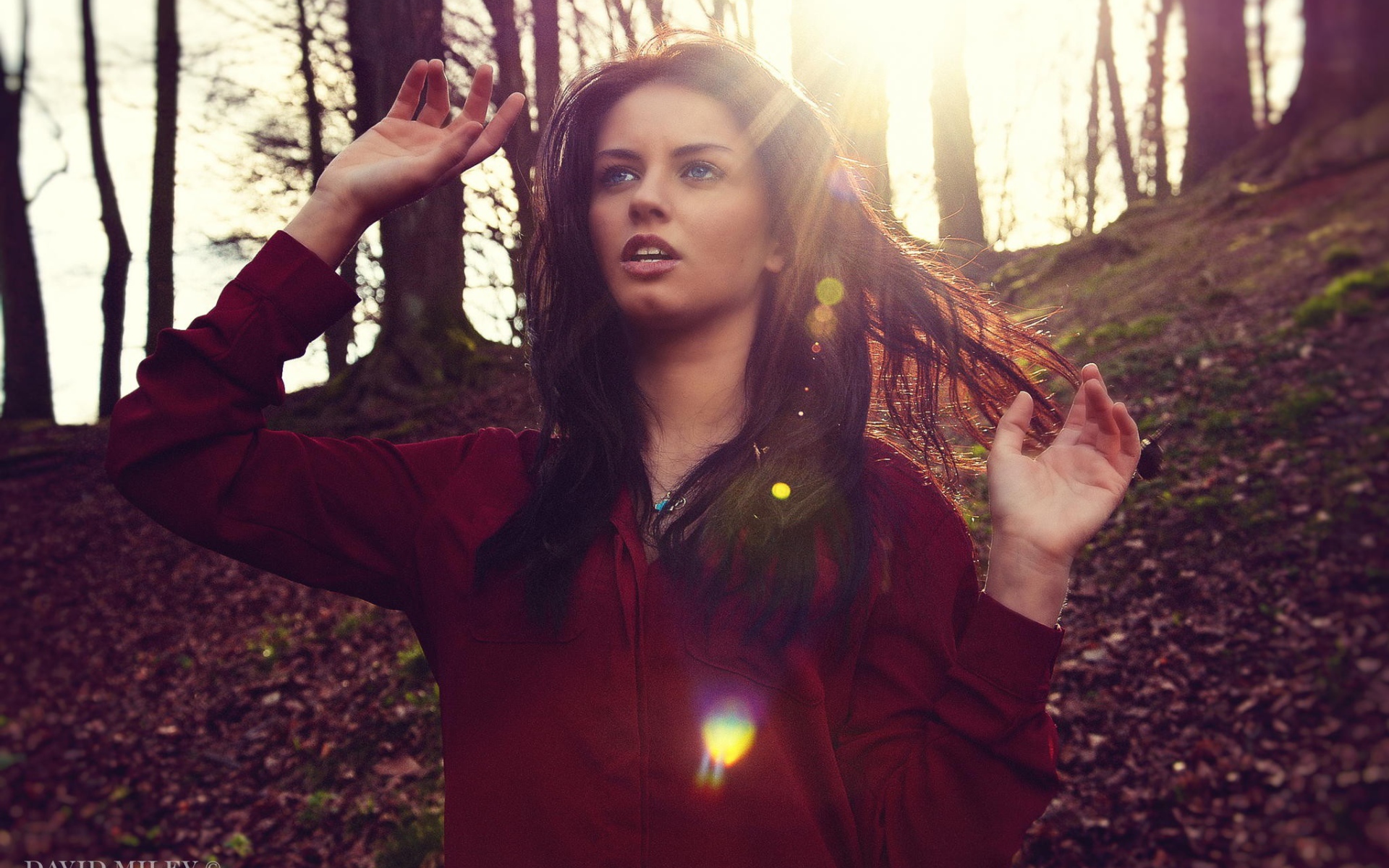 Девушка гуляет по парку, Aurela Skandaj