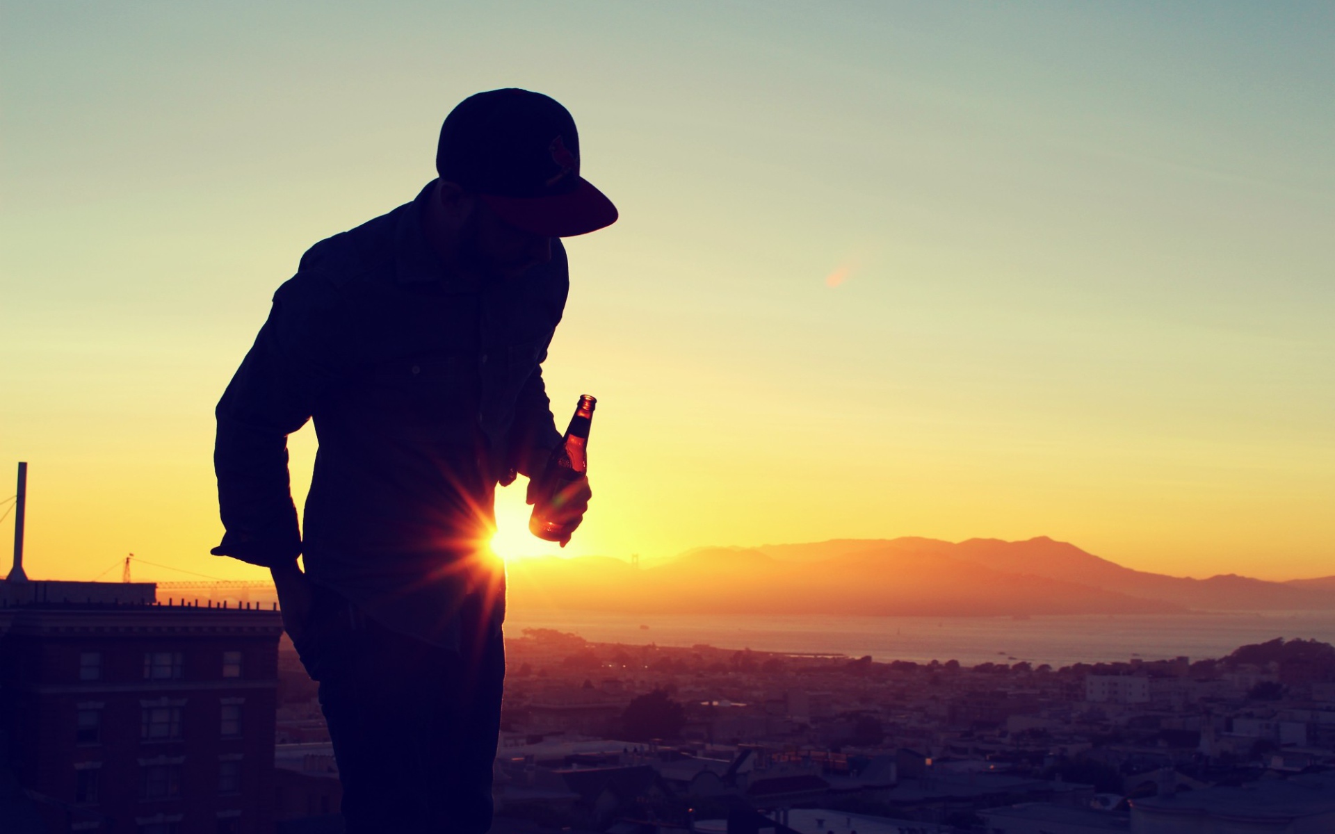 Мужчина с пивом на крыше