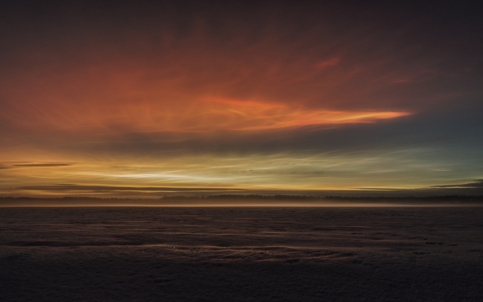 Туман над землей перед рассветом