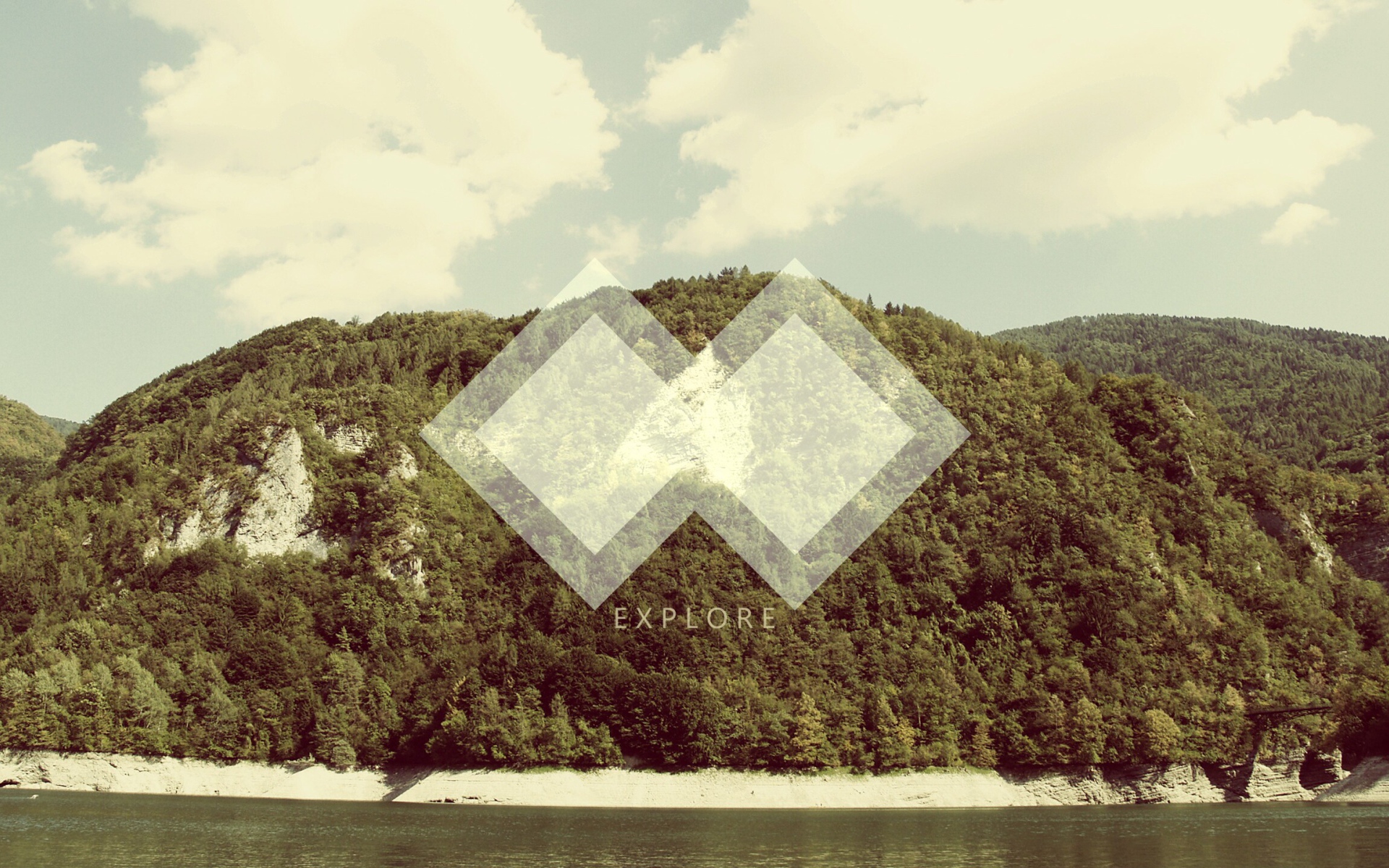 Ромбы на фоне горы