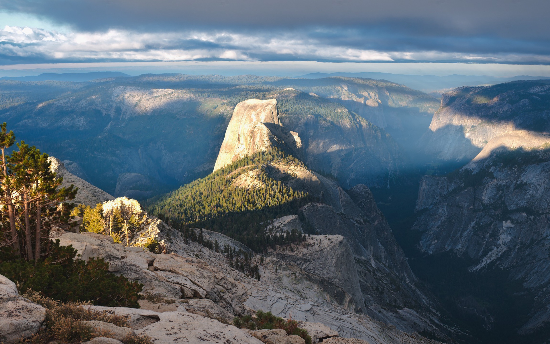 Горы освещенные солнцем