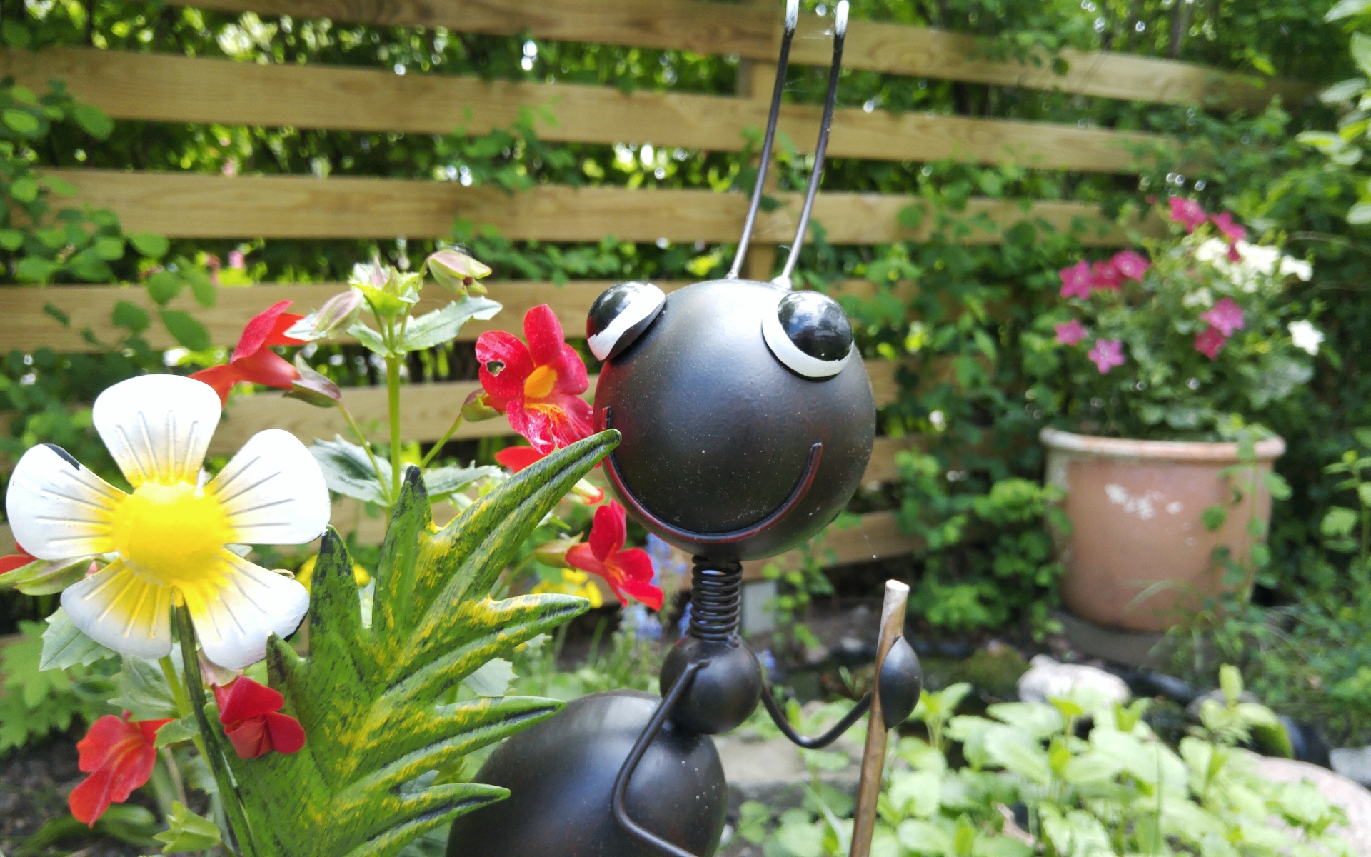 Фигурка муравья в саду