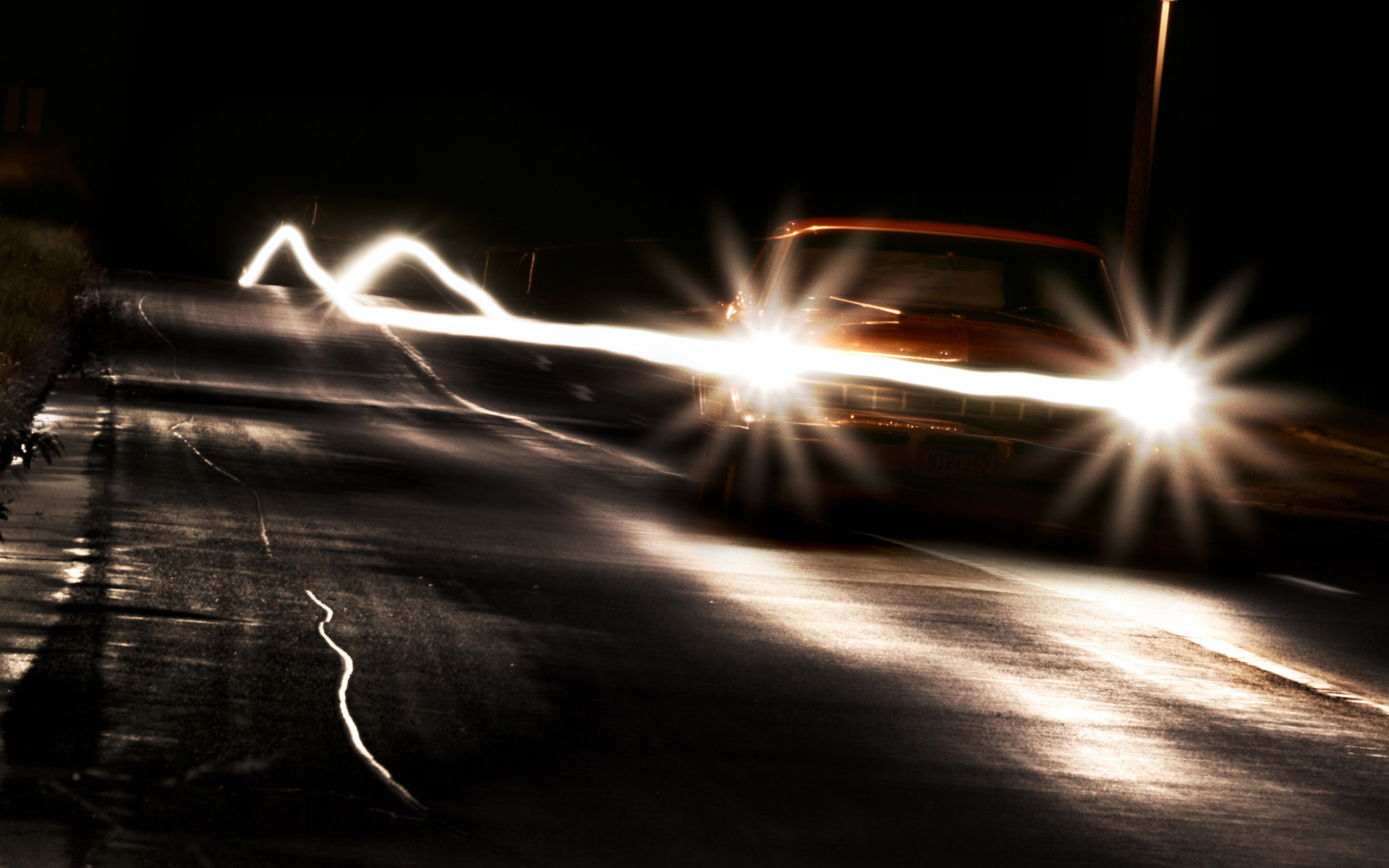 Автомобиль на ночной дороге