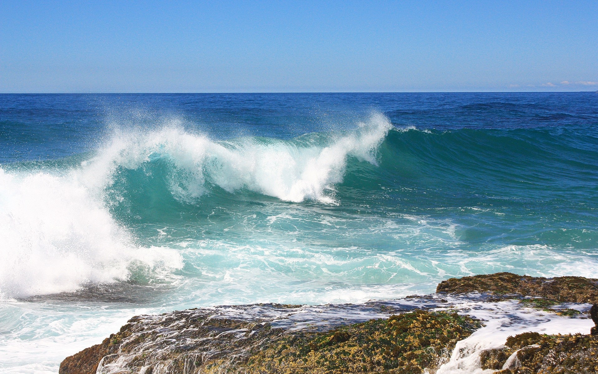 Волна прибоя бескрайнего моря