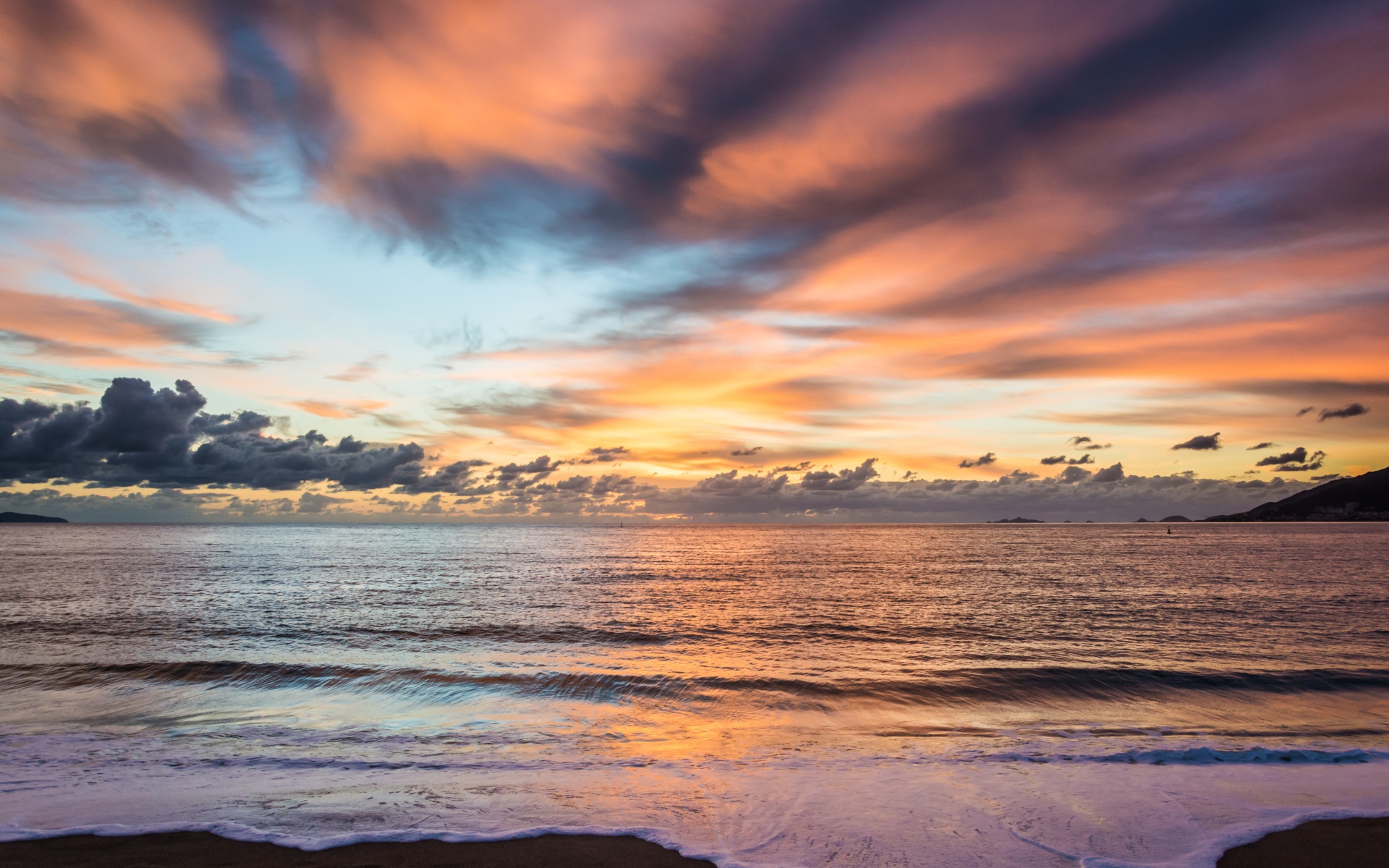 Закат на пляже Корсики