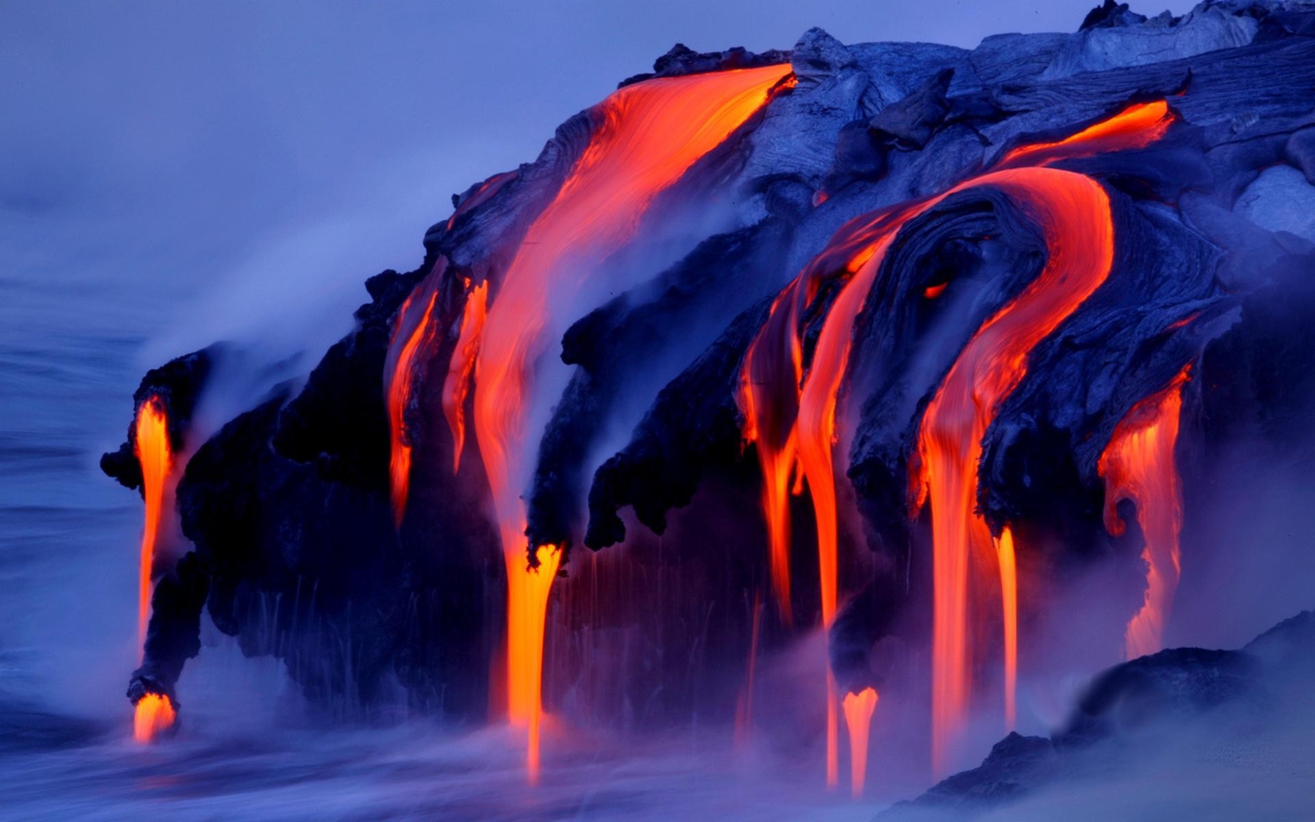 Потоки раскаленной лавы