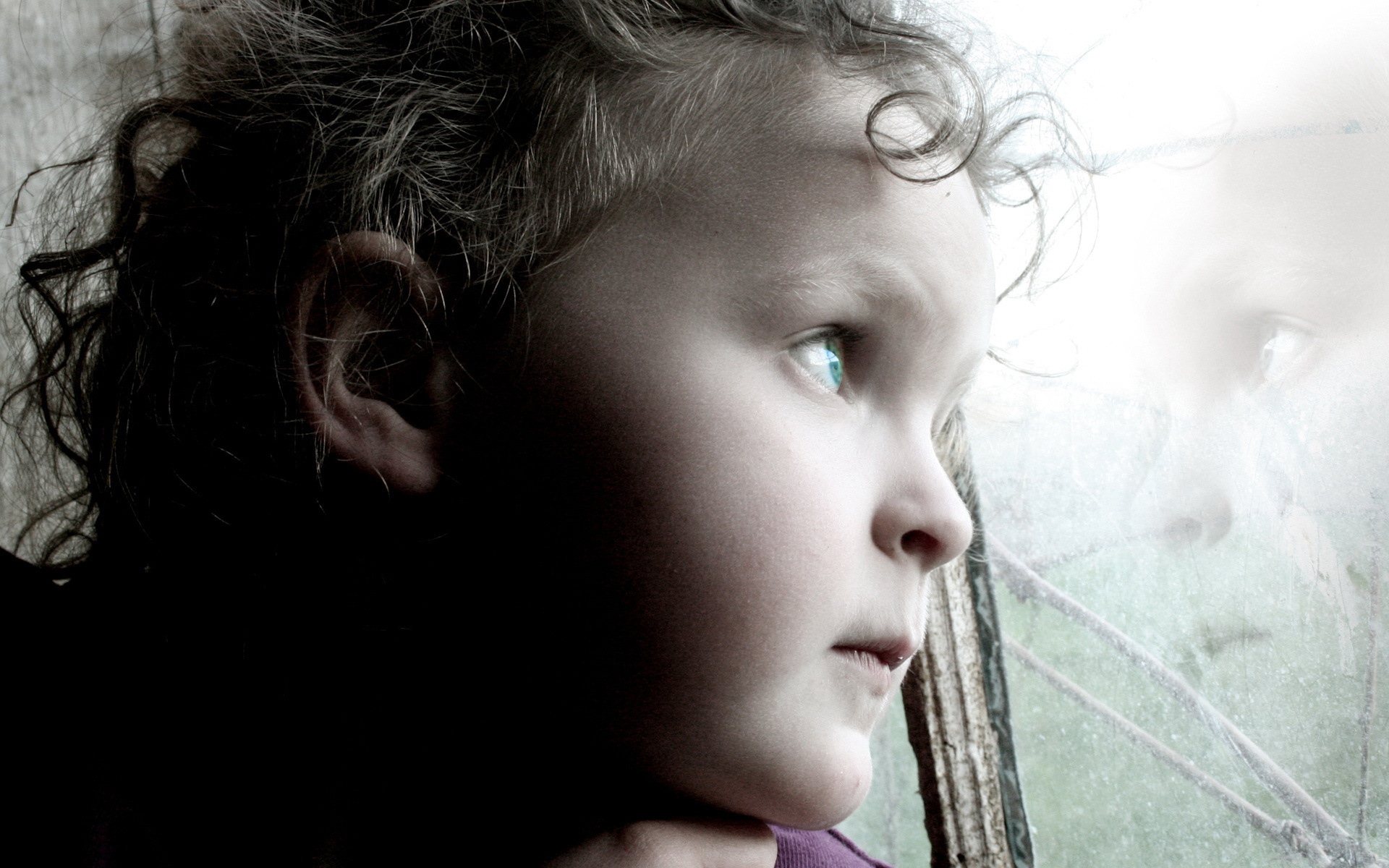 Ребенок смотрит в окно