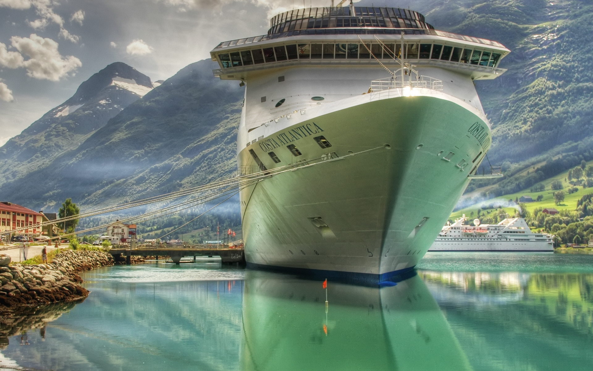 Круизный лайнер в горах